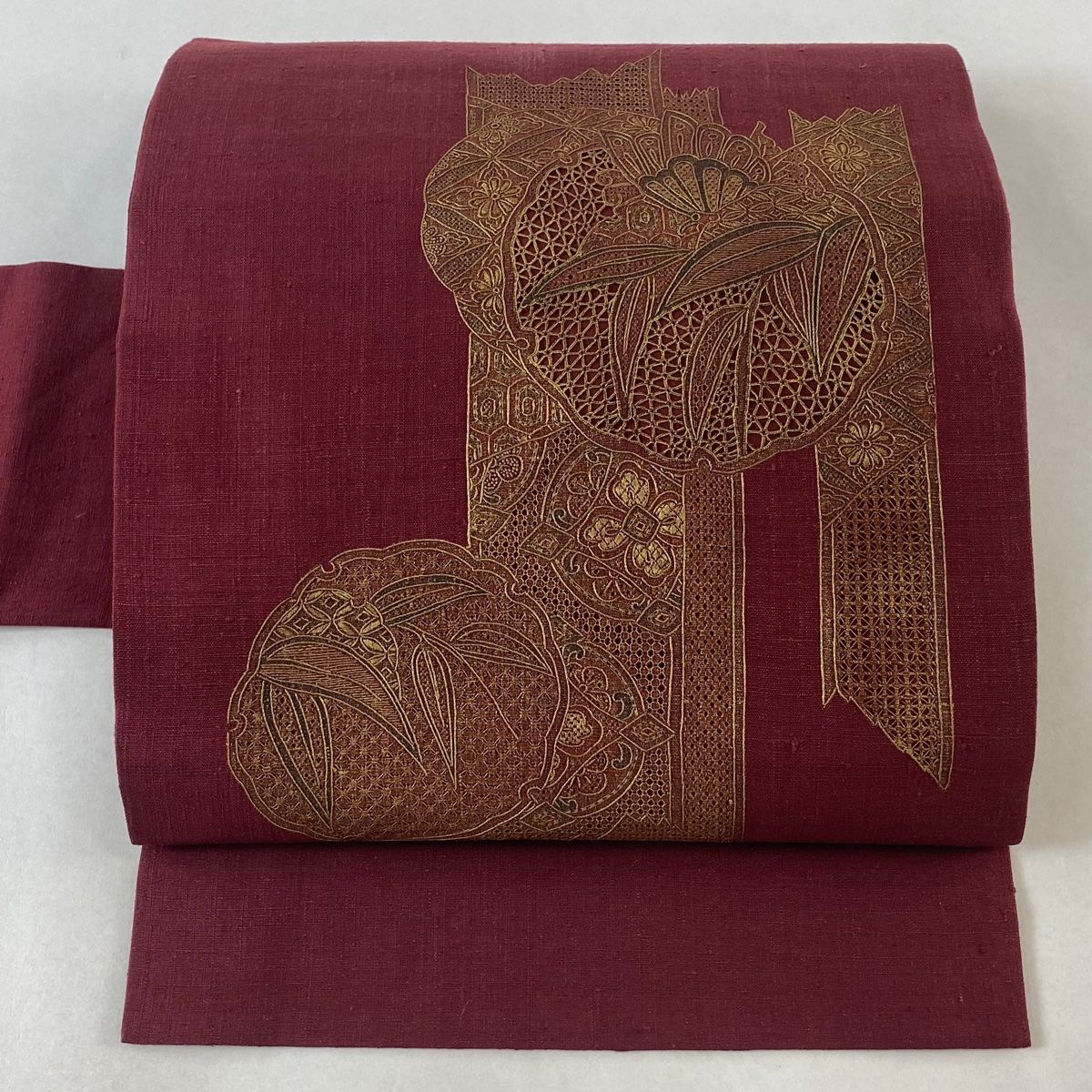 名古屋帯 秀品 紬地 雪輪 蝶 刺繍 金糸 えんじ色 正絹