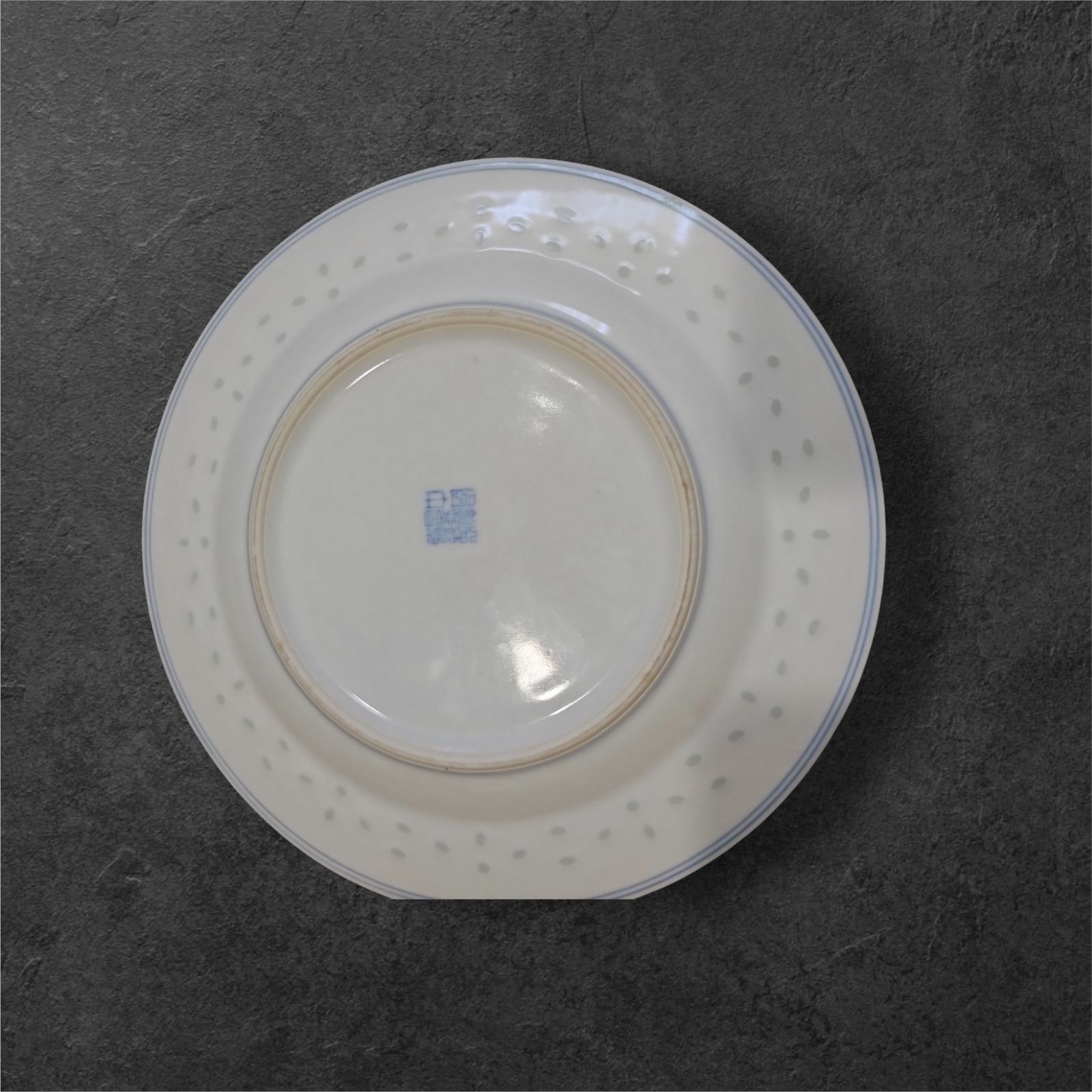 青龍模様の二重ひょうたん型陶器 21日(土)より岩崎龍二さんの個展が始まります。 繊細な色使いに