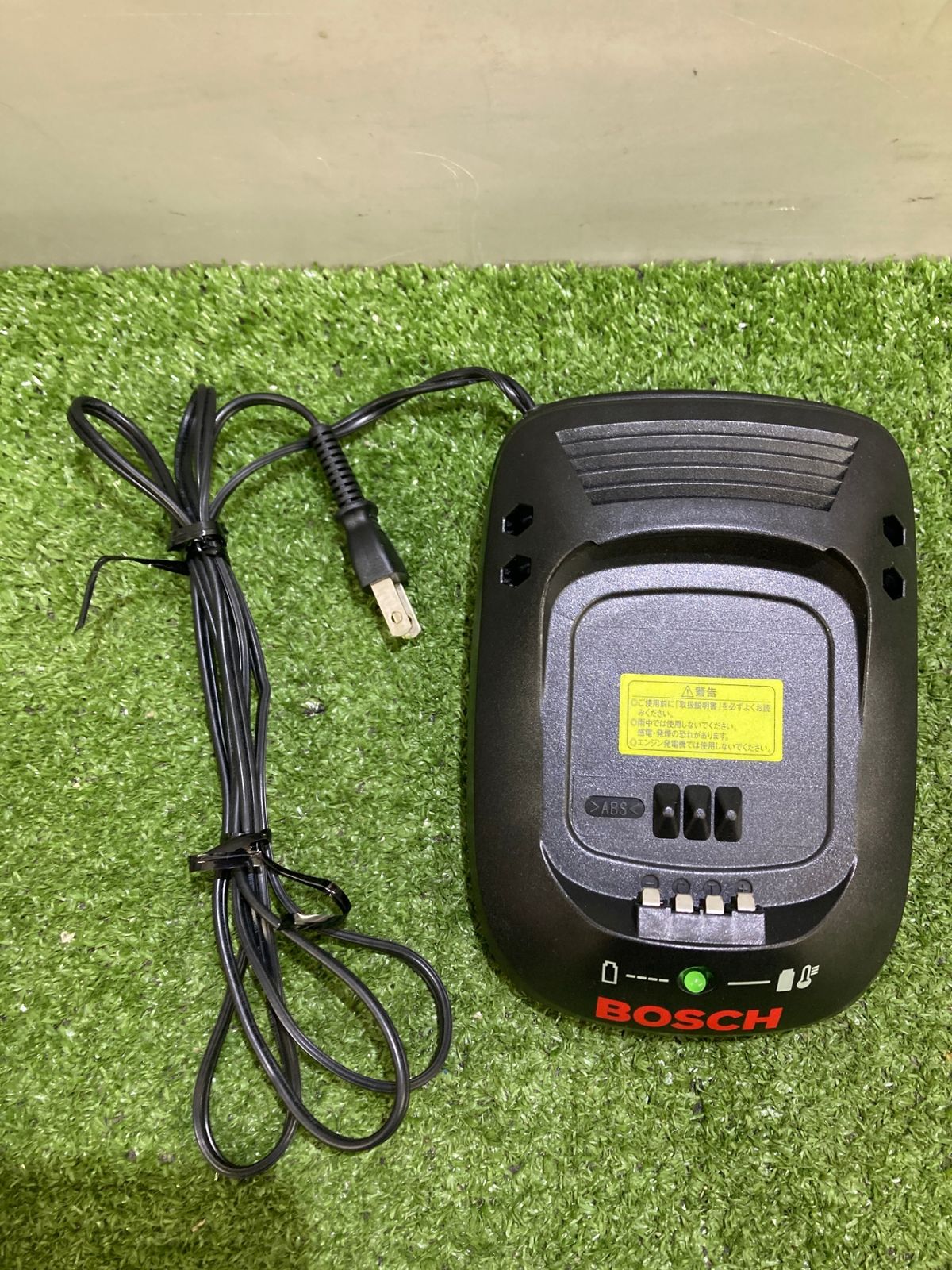 【中古品】【0921】BOSCH ボッシュ 14.4V 1.3Ah バッテリー D-70771 ×2個 + 充電器 AL2215CV　 ITL964WTQFA4