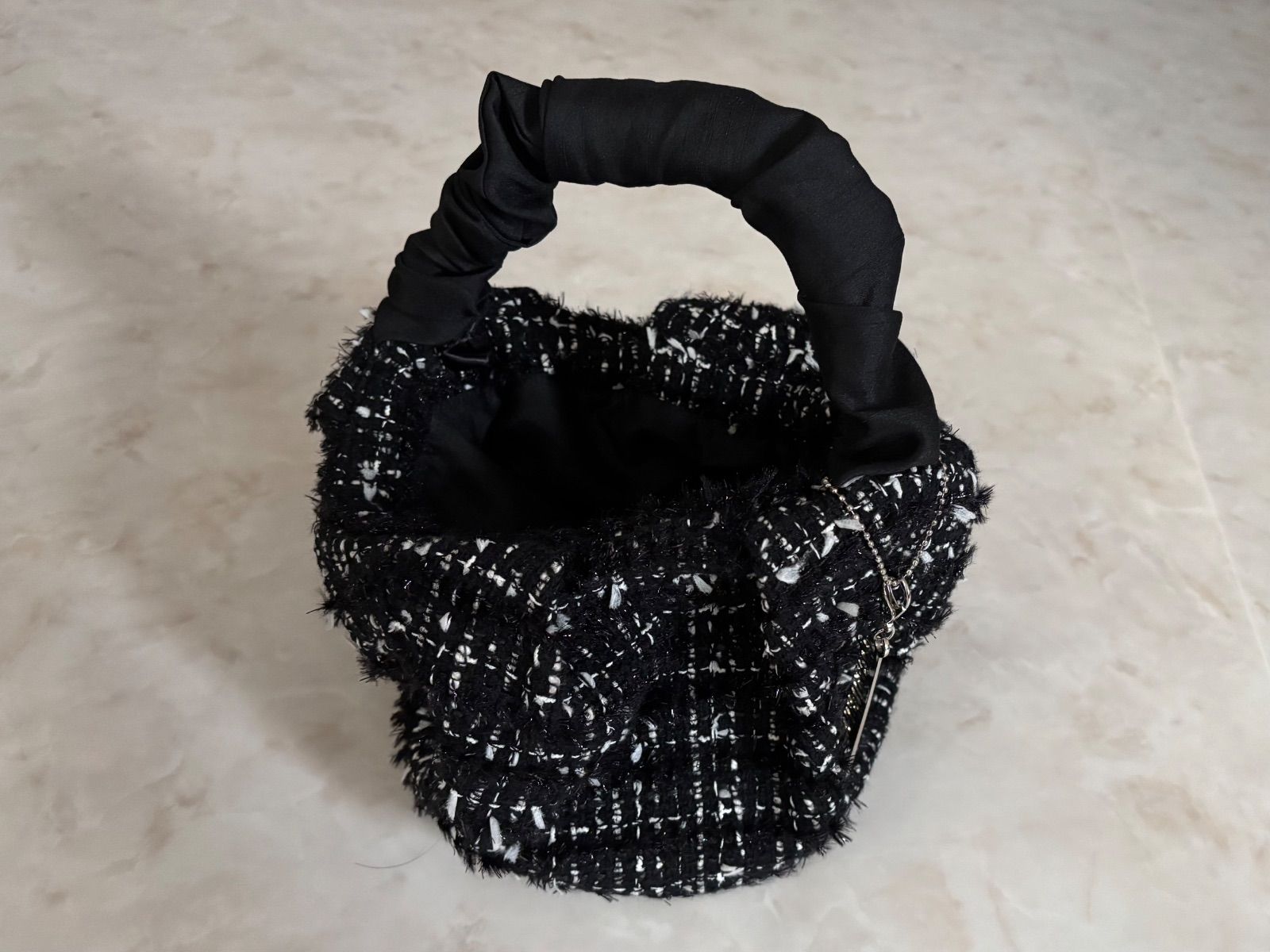 ファミリア シャルマントサック ポーチ Charmant Sac×familiar 初のコラボレーションアイテムが登場