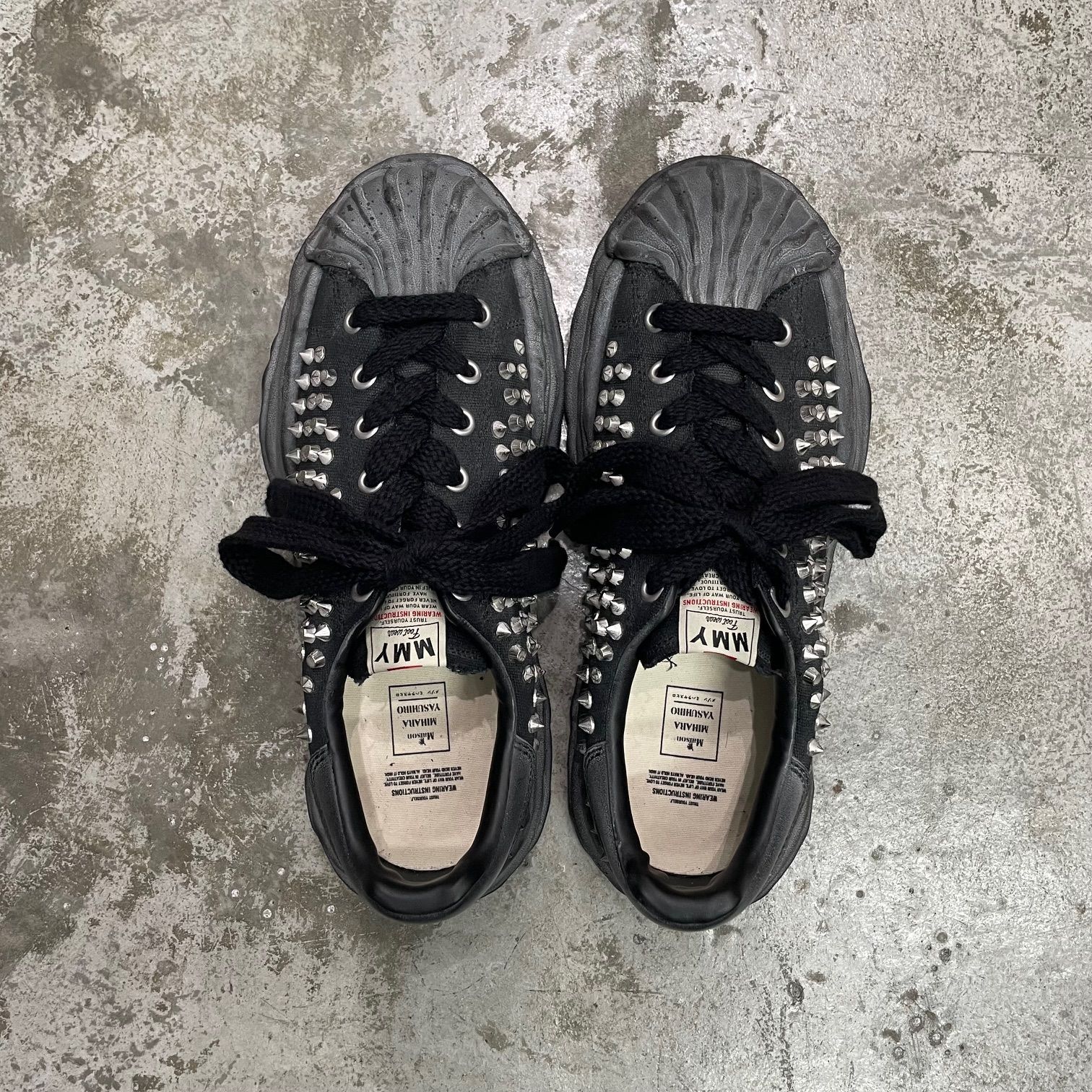MMY スタッズ付き ブラックスニーカー MMY スタッズ付き ブラックスニーカー