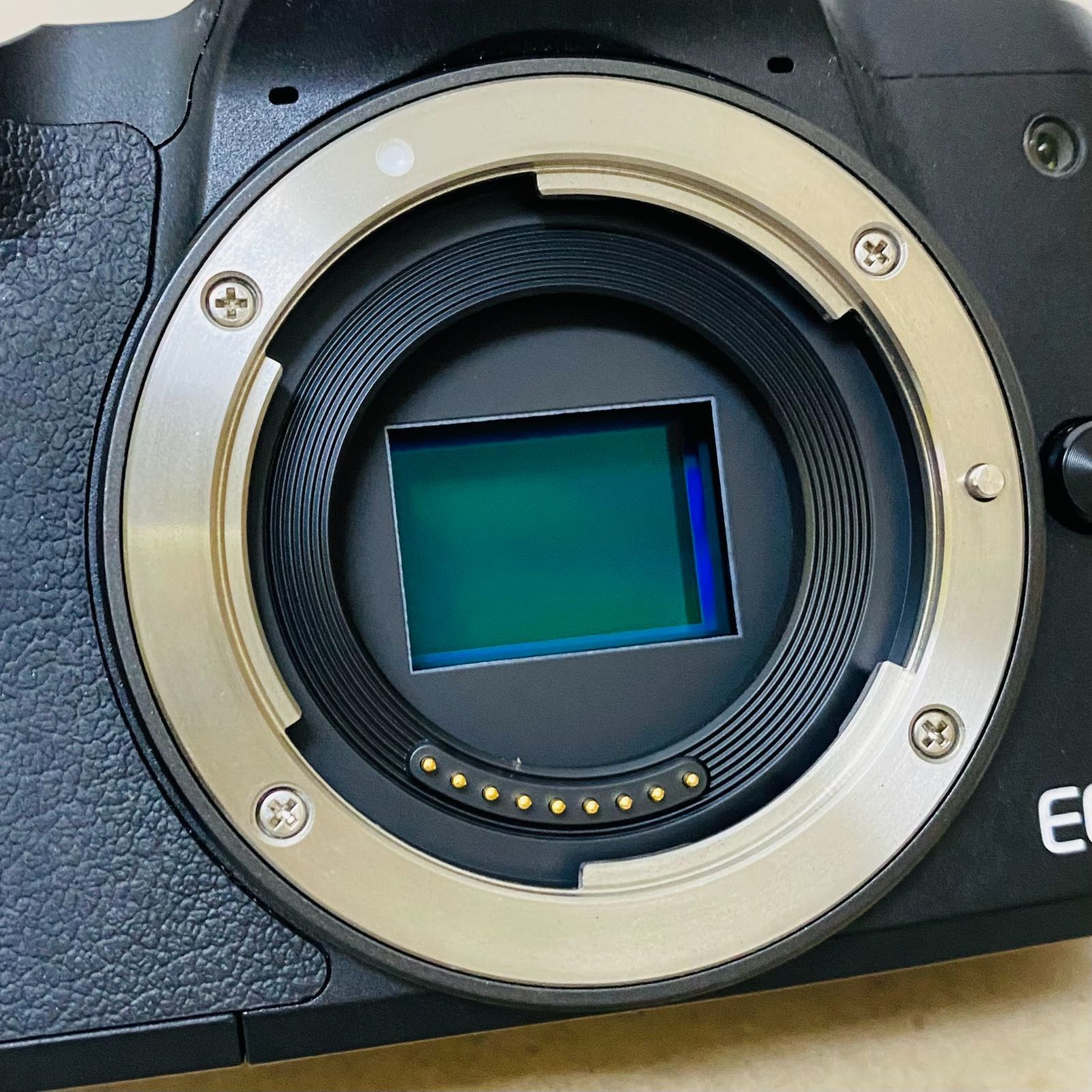 キャノン 　Canon EOS Kiss M　ブラック 　EF-M 15-45mm  F 3.5-6.3 　IS STM 　レンズキット 充電器、バッテリー付属 C2114  80サイズ発送