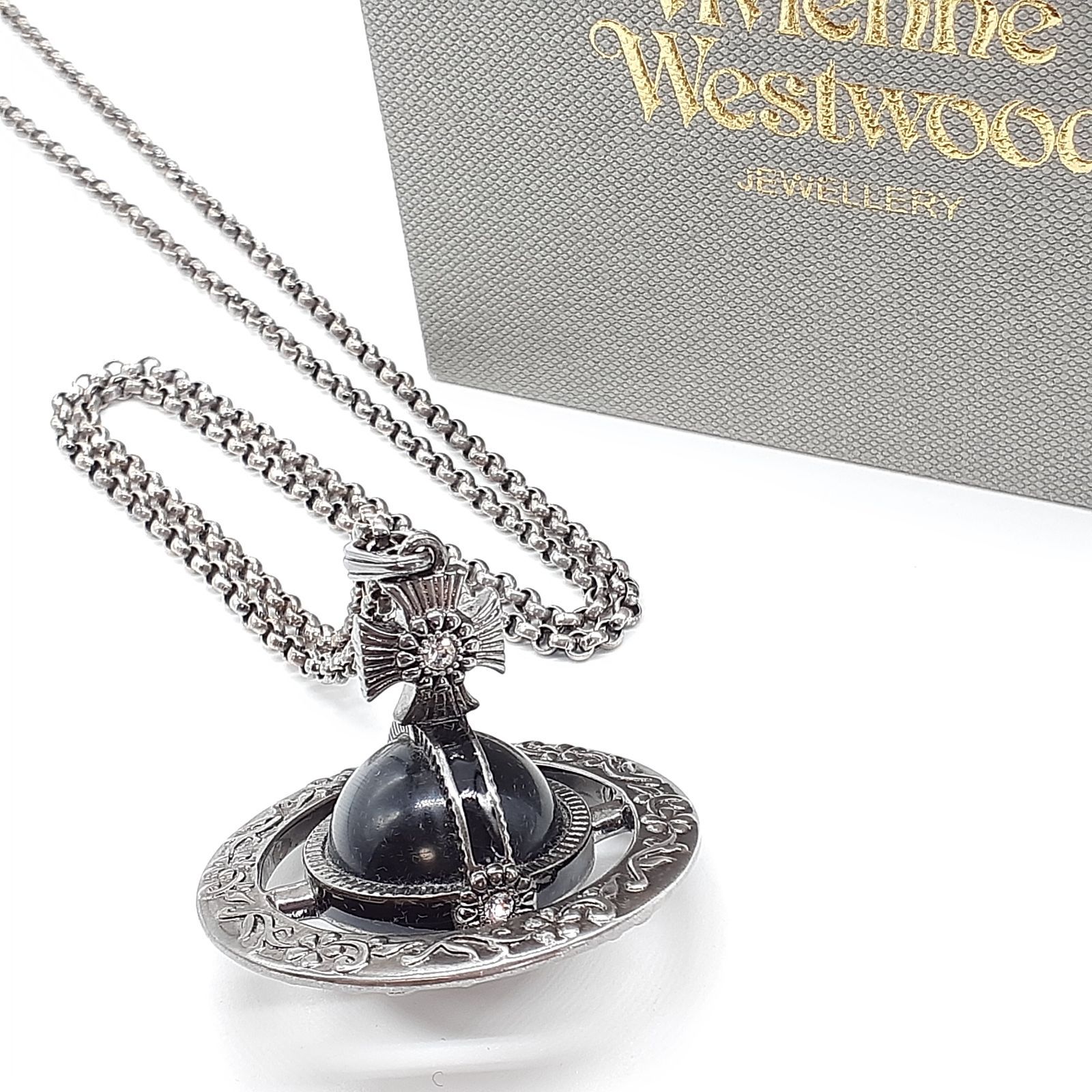 Vivienne Westwood｜オーナメンタルオーブネックレス　ブラック ヴィヴィアン・ウエストウッド「オーブ」新ペンダント、中世の