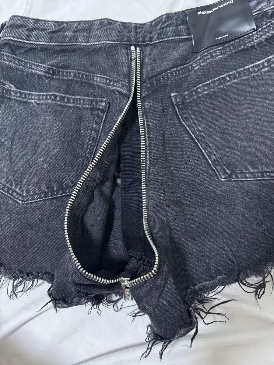 alexander wang エイジドグレーデニム バイトロゴ ショーツ Alexander