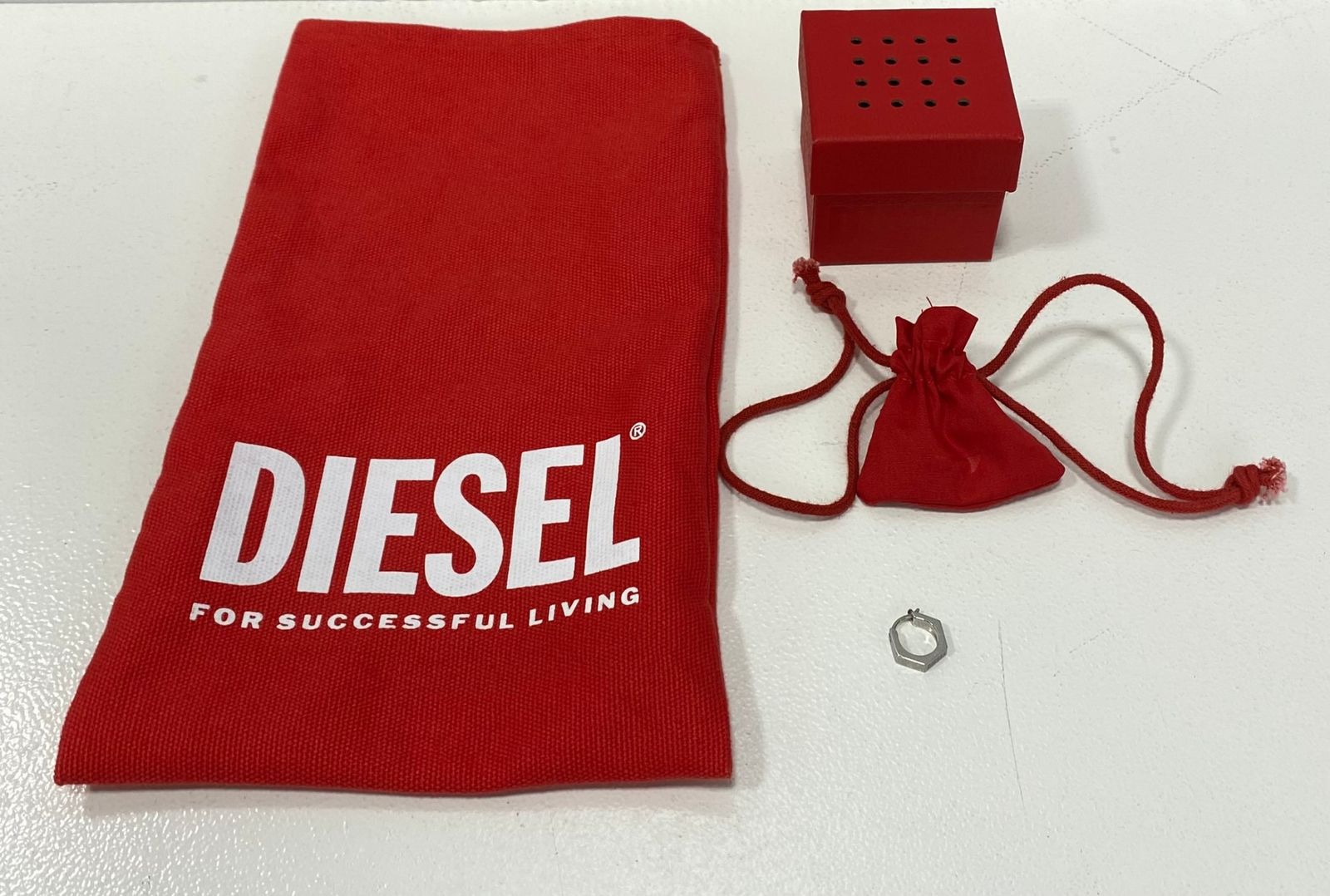 ディーゼル DIESEL フープピアス DX1345 00DJW DX1345 DX134500DJW ジュエリー|DIESEL(ディーゼル)公式