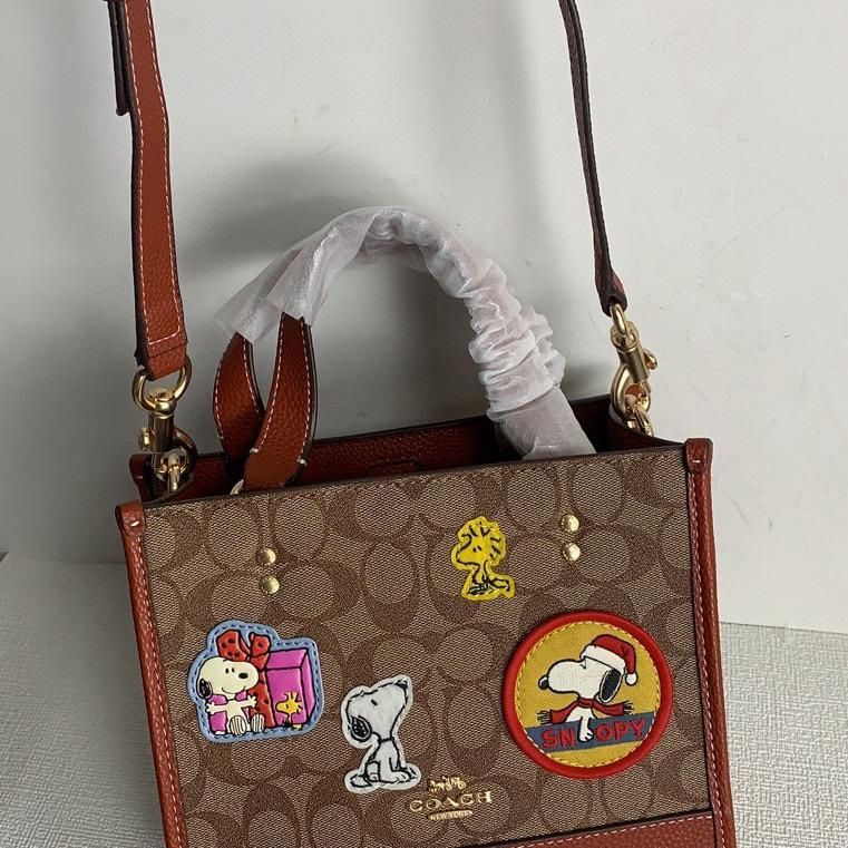 コーチ新品【COACH X PEANUTS】デンプシー トート 22・シグネチャー キャンバス・パッチ