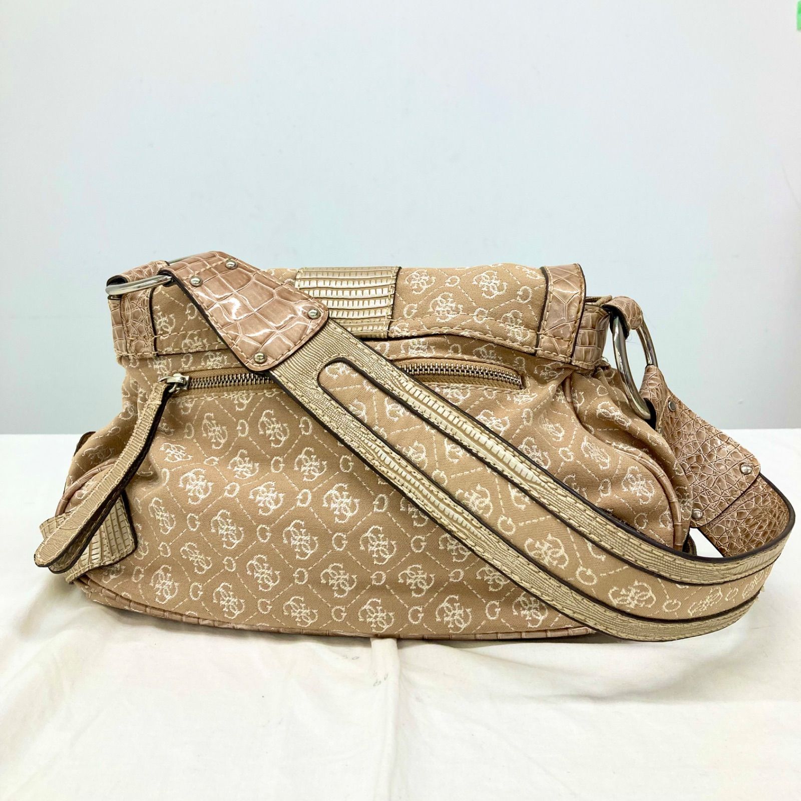 GUESS ゲス ショルダーバッグ 黒 宝島社 ブランドブック 三角