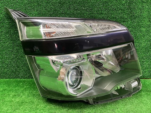 トヨタ ZRR70/75 ヴォクシー 後期 右ヘッドライト HID 28-225 T トヨタ ZRR70/75 ヴォクシー 後期 右ヘッドライト HID 28-225 T