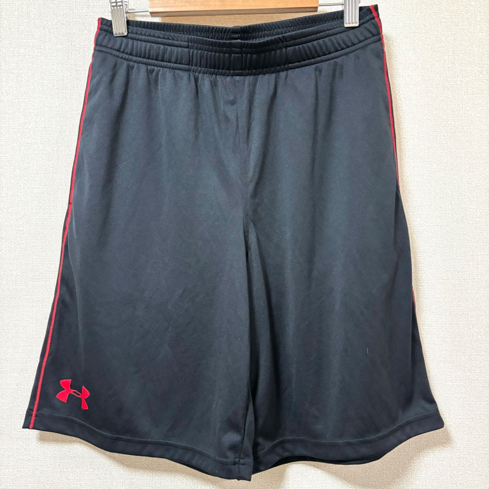 人気ブランド◎【UNDER ARMOUR】アンダーアーマー ハーフパンツ ブラック 黒 赤 ジャージ スポーツ ロゴ プリント ポケット  HEATGEAR ショートパンツ メンズ サイズM/M9533SS - メルカリ