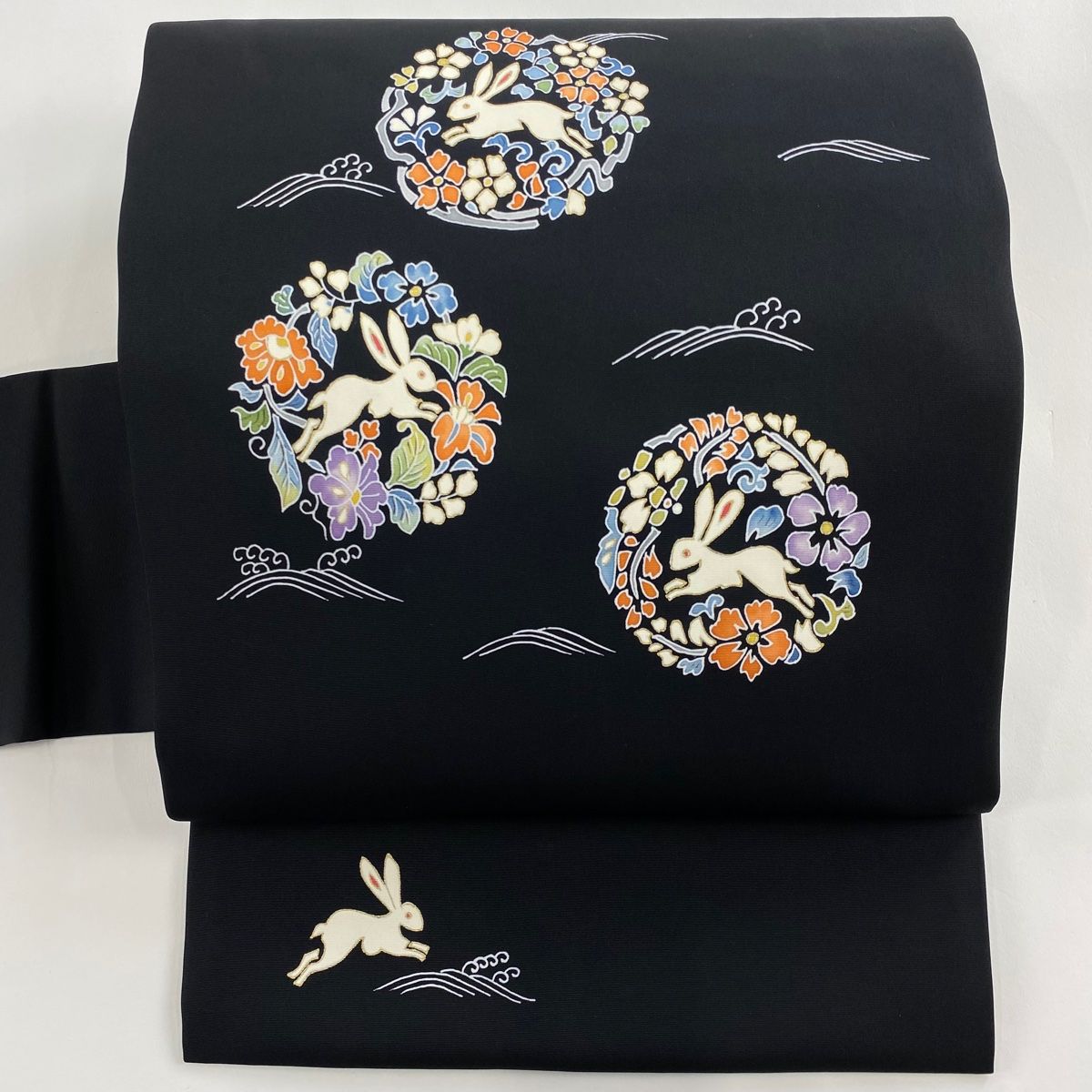 名古屋帯 秀品 落款 うさぎ 花丸文 金彩 黒 正絹