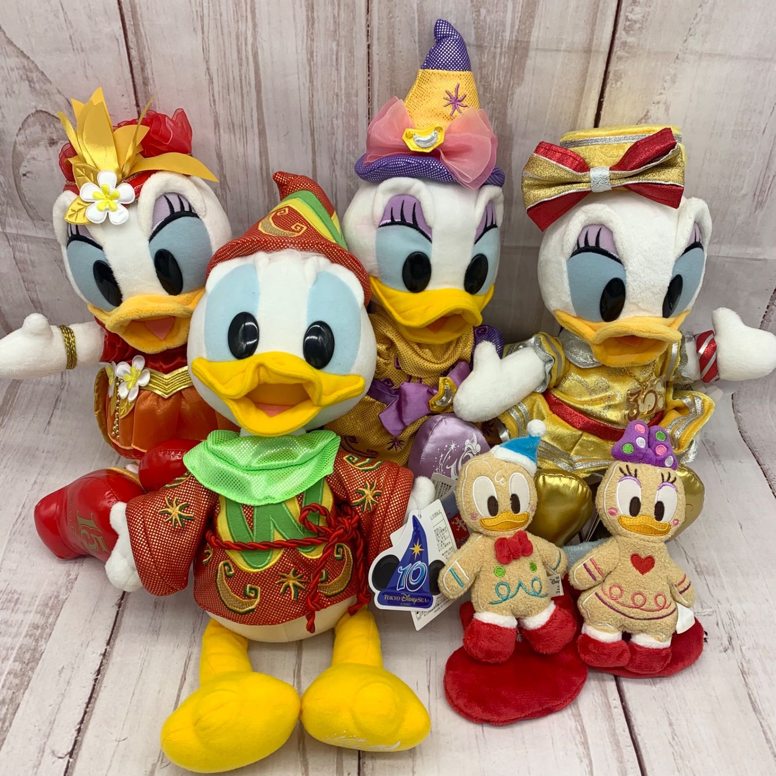 新品 タグ付き ディズニー TDS 10周年 ビーマジ デイジー ぬいぐるみ 新品 希少 ディズニーシー 10周年 デイジー ぬいぐるみバッジ