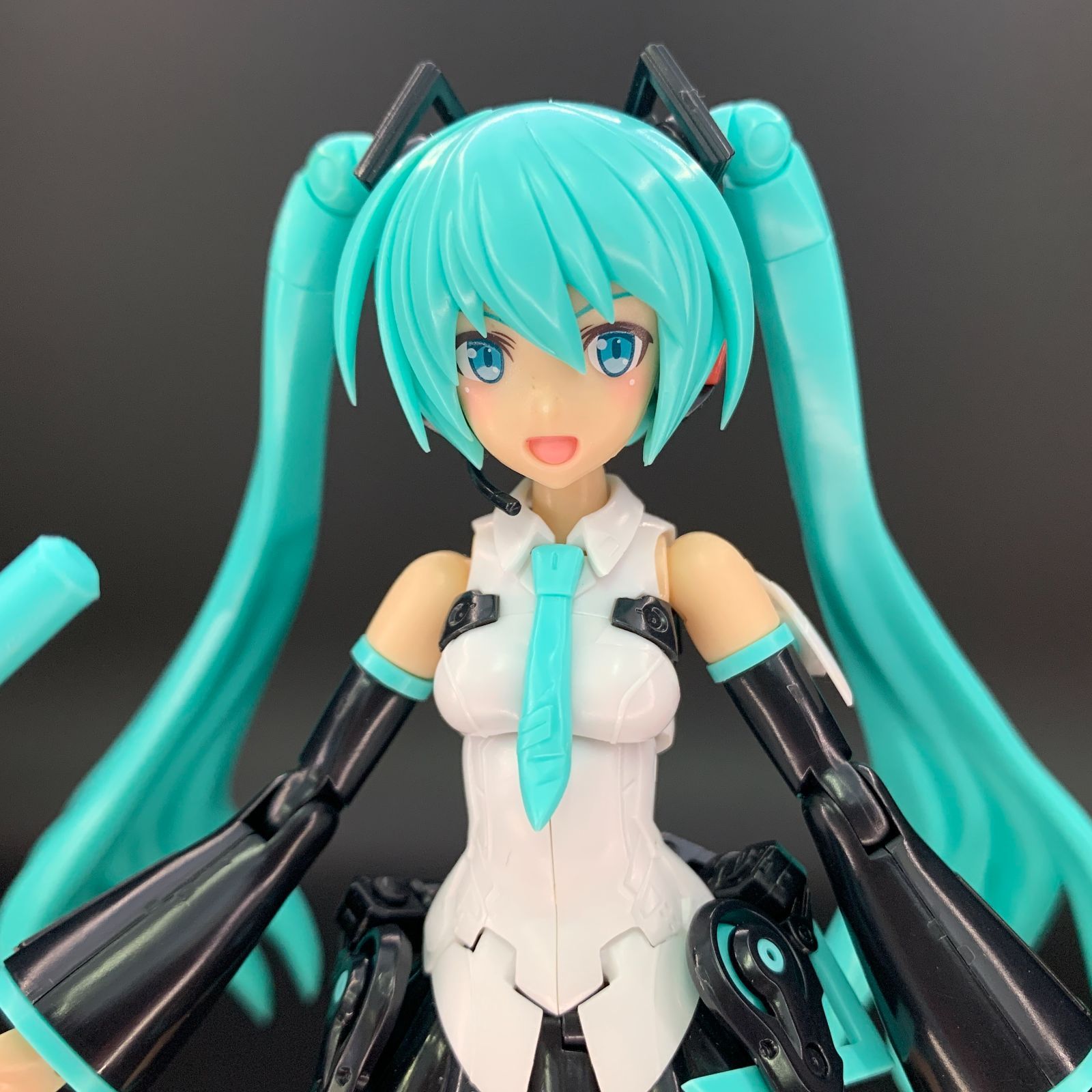 BANDAI SPIRITSの可動美少女プラモデル企画「30MS」に、白＆黒の