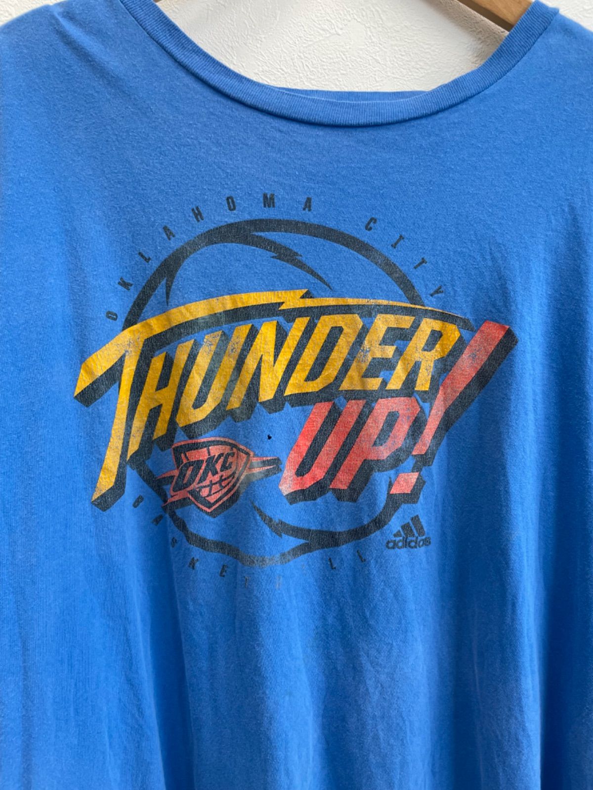 adidas アディダス／NBA OKLAHOMA CITY THUNDER ロゴ プリン Tシャツ