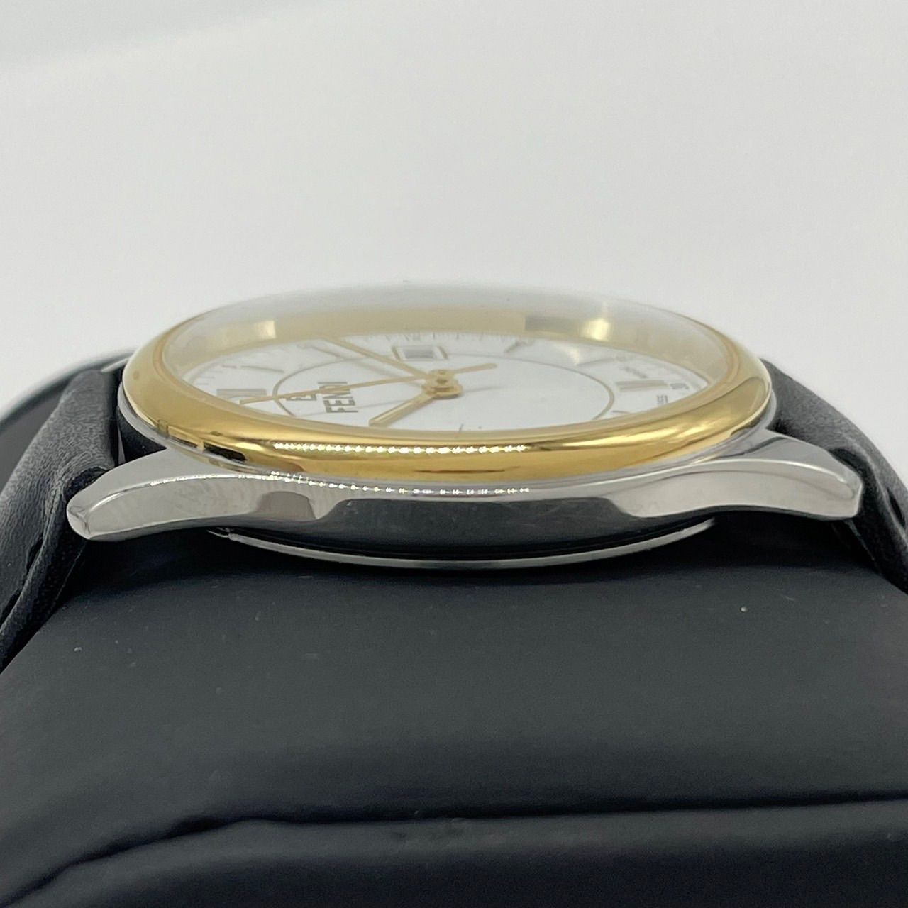 FENDI フェンディ アナログ レディース 腕時計 デイト ラウンド クオーツ 電池交換済み 新品ベルト交換済み ゴールド × 白