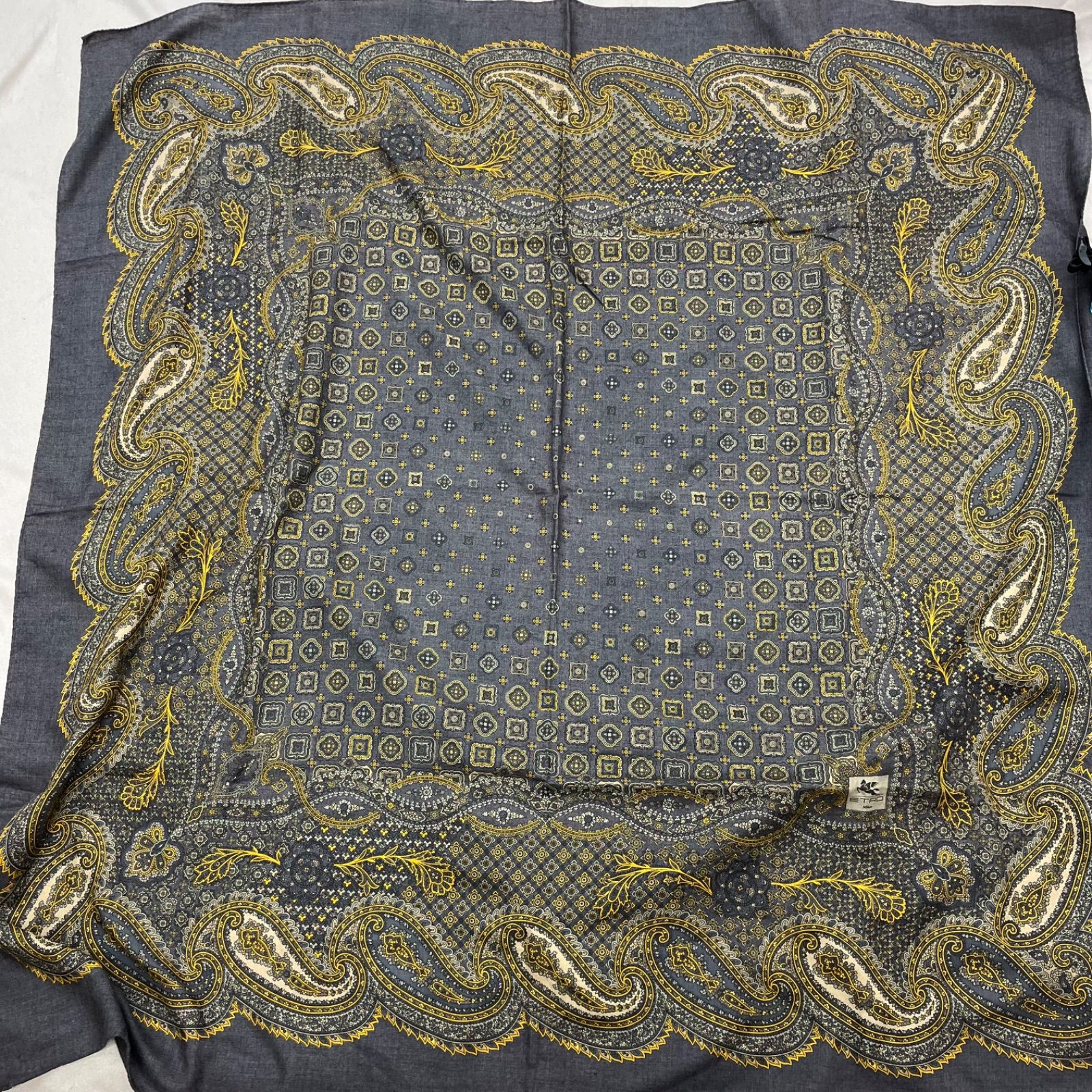 新品未使用★エトロ 毛＆絹 特大判スクエアスカーフ グレー、ベージュ ペイズリー ETRO エトロ 大判 スカーフ グレー系 楽天市場】【中古】 エトロETRO