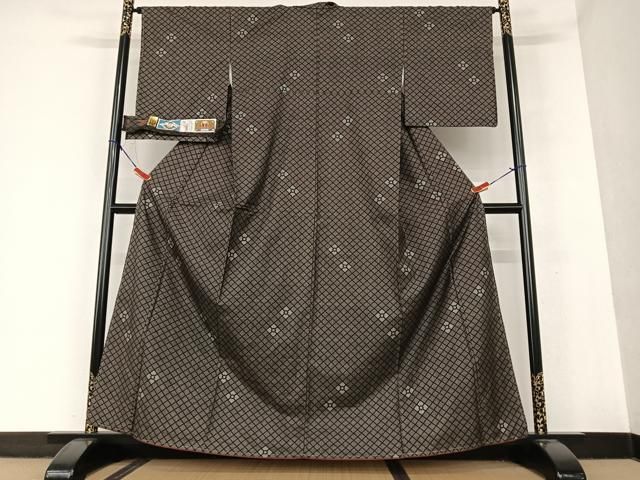 平和屋着物○本場大島紬 純泥染め 7マルキ 手織り 花菱文 証紙付き