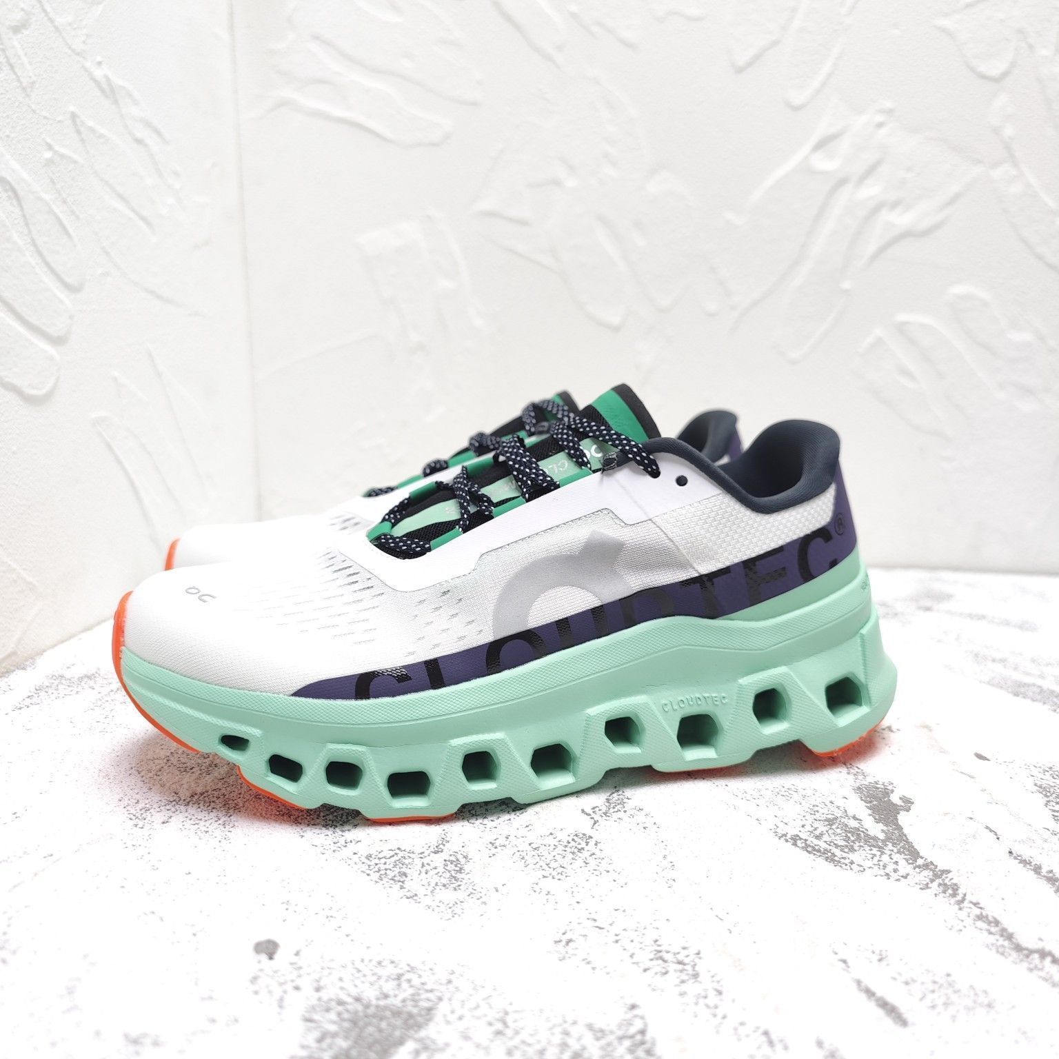 【大人気！】MONCLER☆軽量ランニングシューズグリーンホワイト MONCLER トレイルグリップ ライト2 ビブラムソール スニーカー