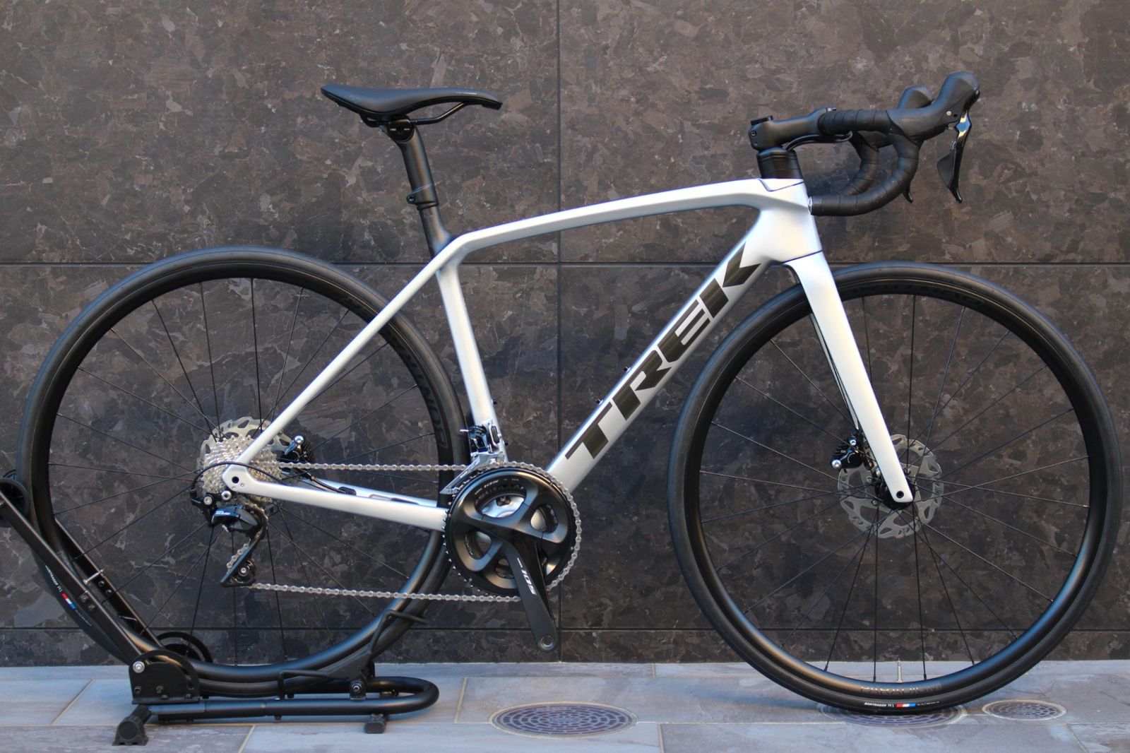 r*8様 TREK トレックEMONDA SL5 105 2021年モデル ロー TREK 「トレック」 EMONDA SL5 DISC 2021年モデル ロードバイク