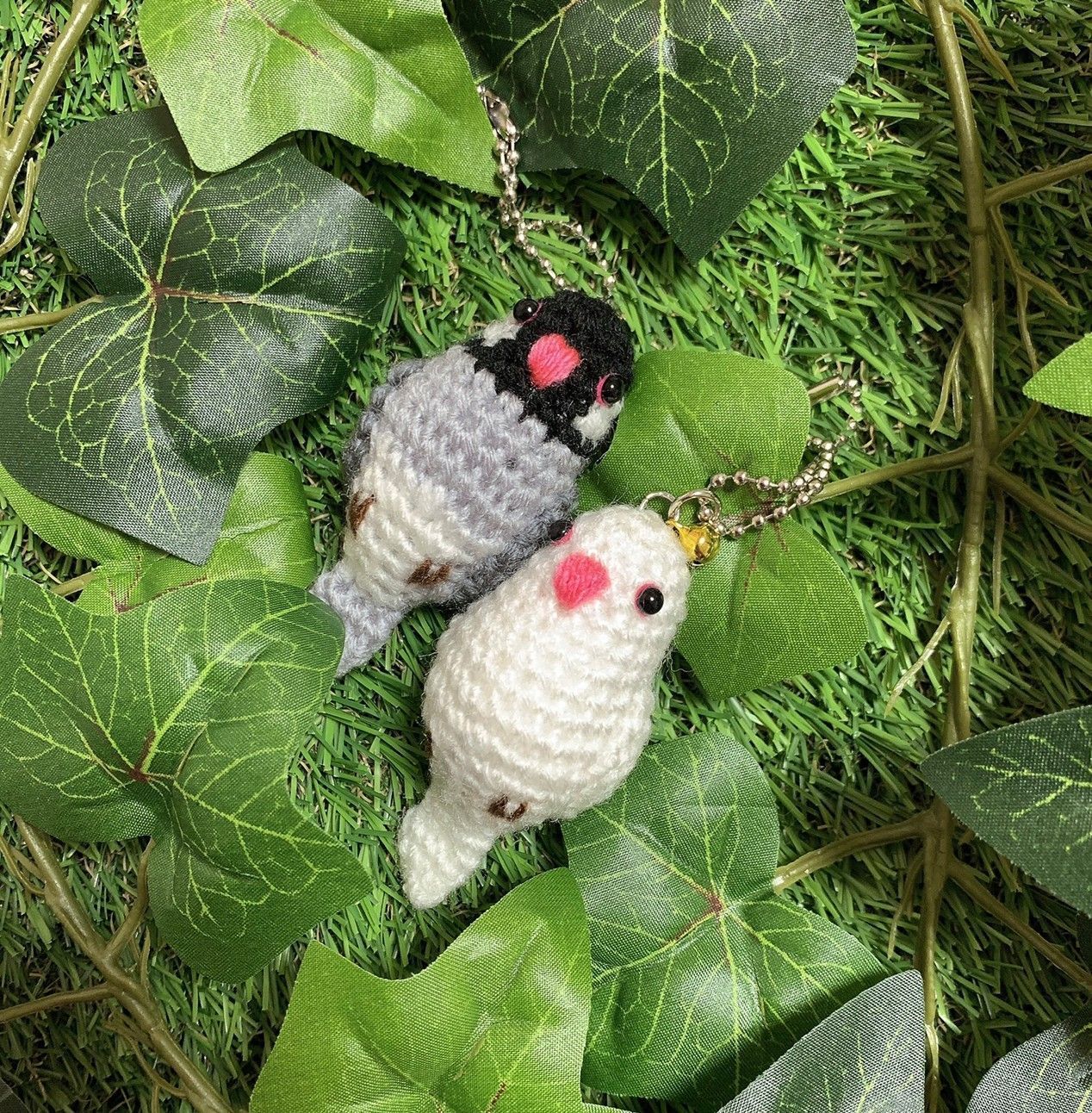 あみぐるみ　Aモビール　夏 にわとりさん🐓🐓🐓 この無表情で優しげな にわとりさんの編み図