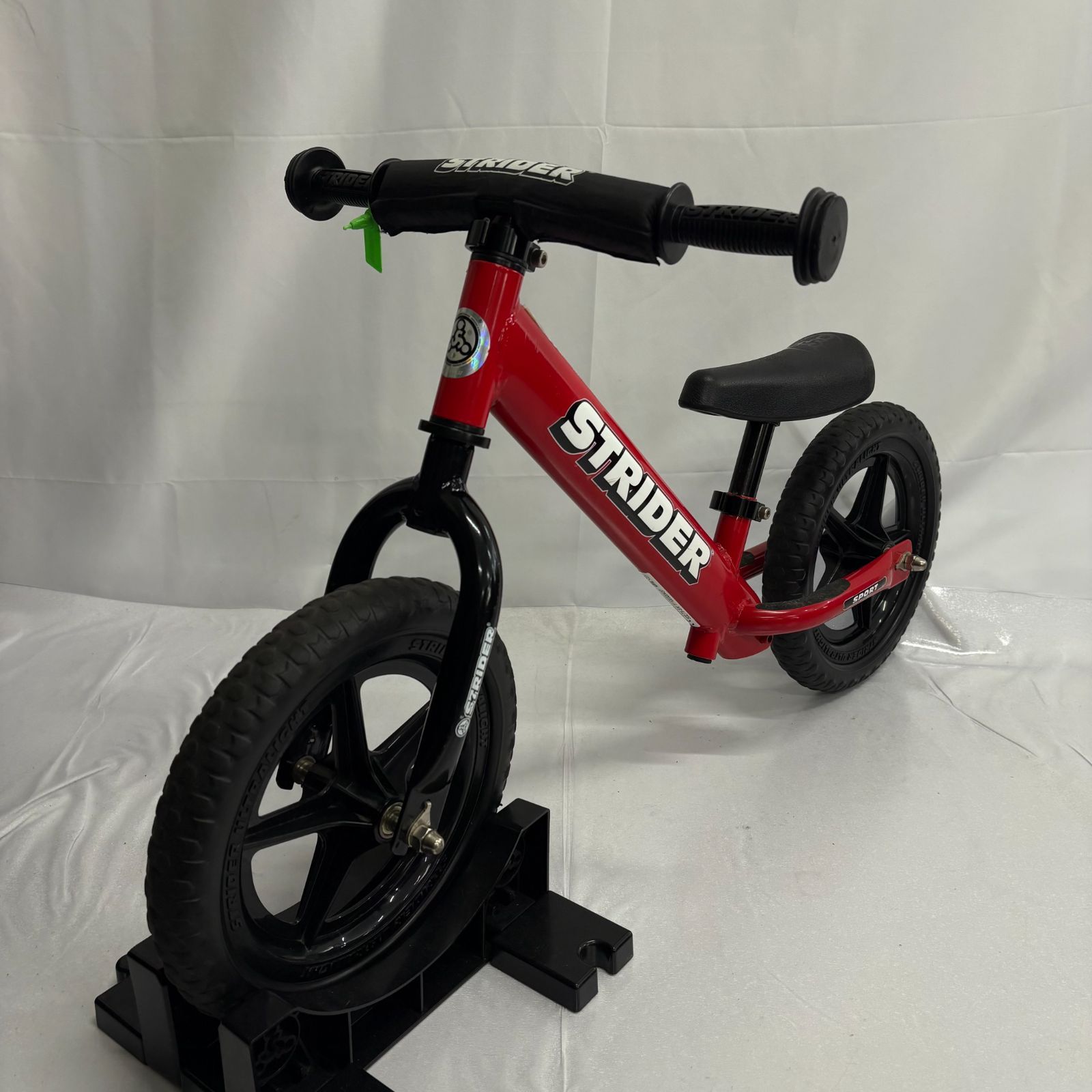 大人気カラー STRIDER 12 SPORT ストライダー スポーツ バランスバイク