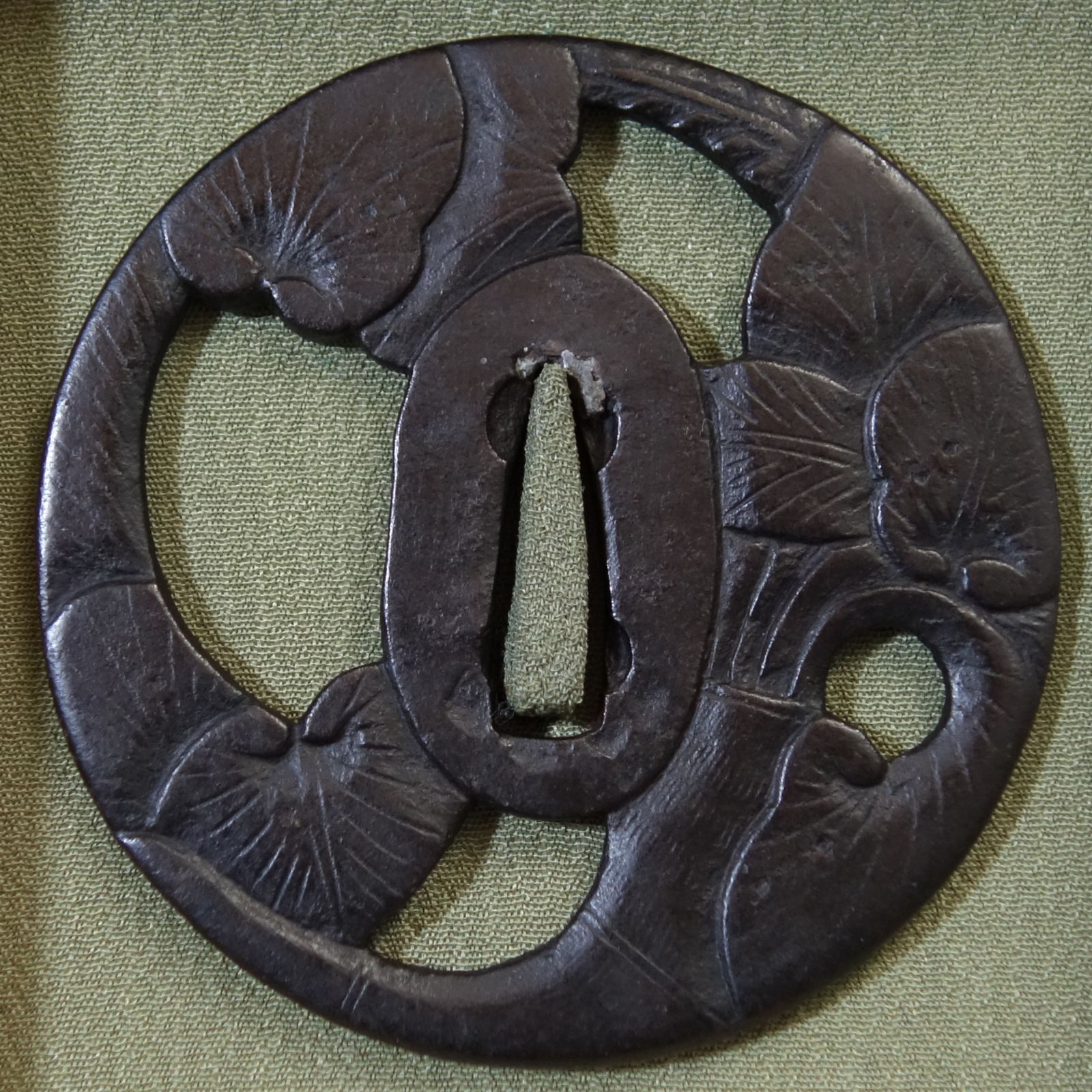 鍔 【 鉄地 山葵図透鍔 】 日本刀 刀装具 鐔 骨董 古美術