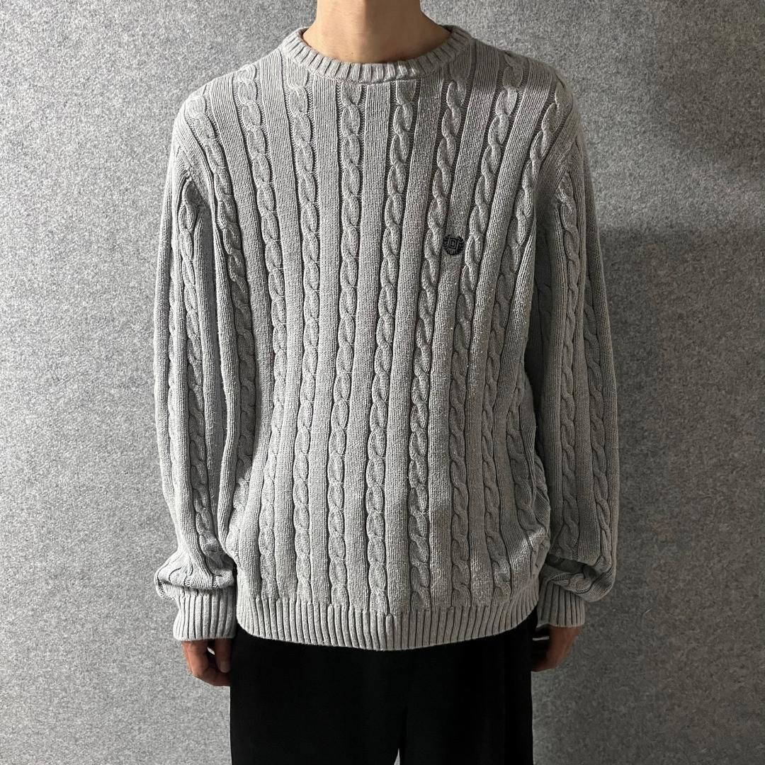【CHAPS】刺繍ロゴ ケーブル編み ニット コットン セーター グレー L