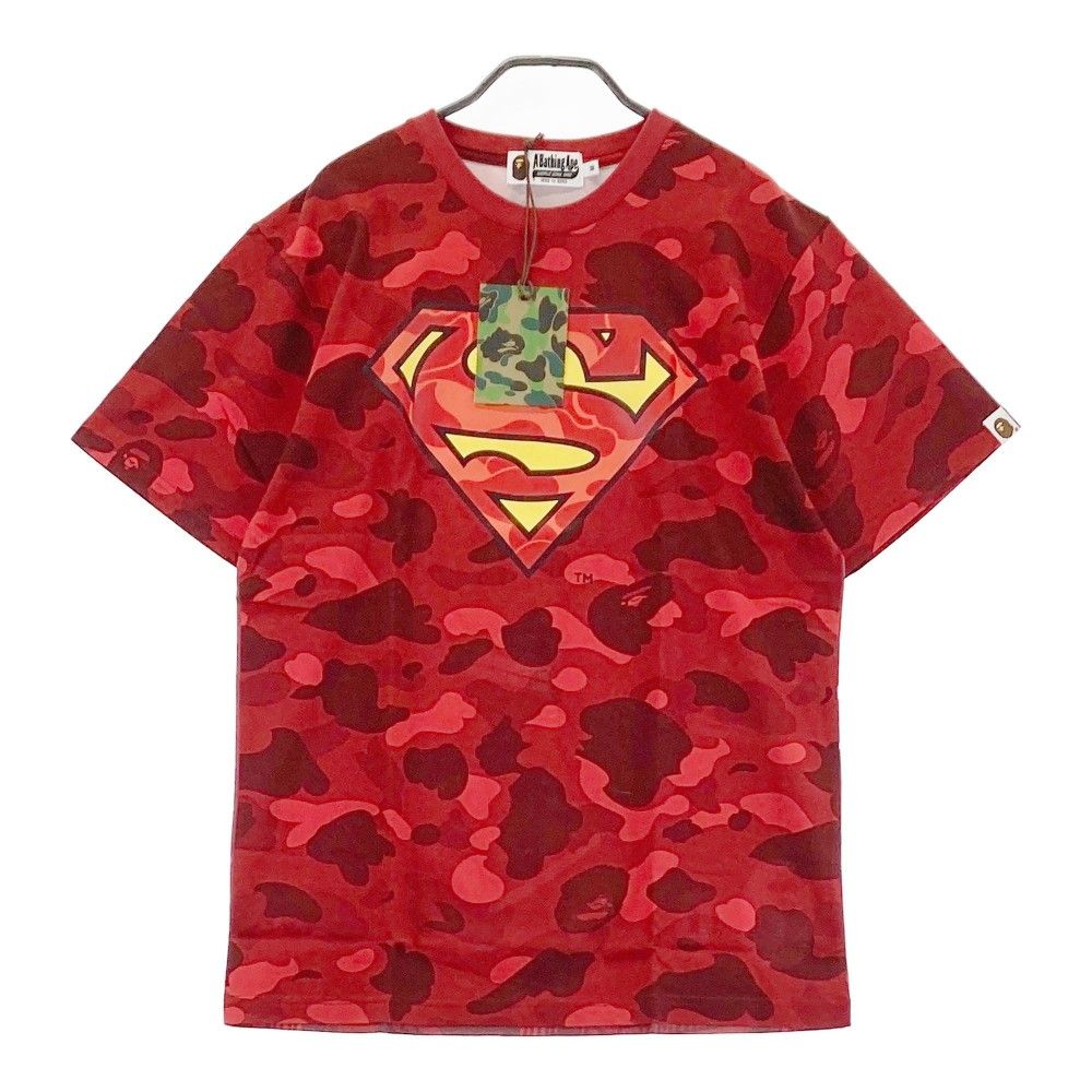 A BATHING APE ア ベイシング エイプ × Superman 半袖 コットンTシャツ バックフルグラ カモフラ 迷彩柄 レッド系 M [240101355658] メンズ