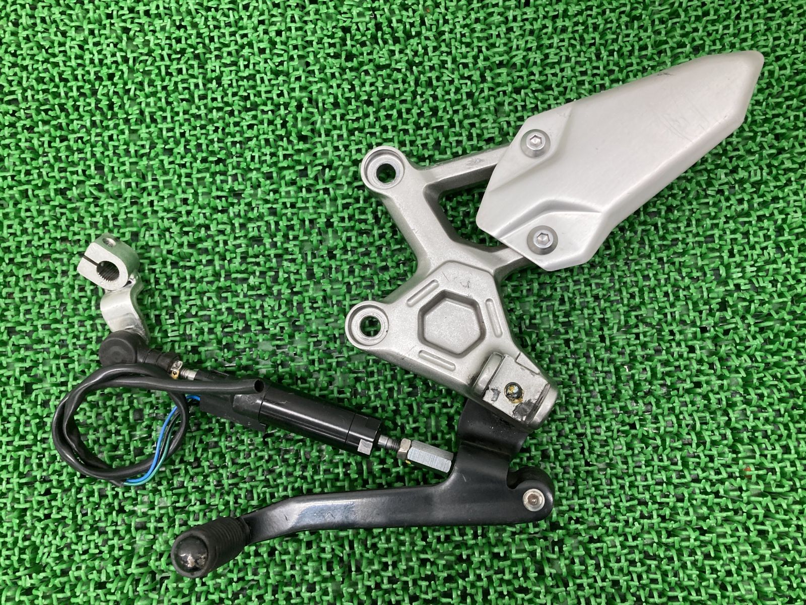 ZX-25R ステップホルダー 左 SKT カワサキ 純正 中古 バイク 部品