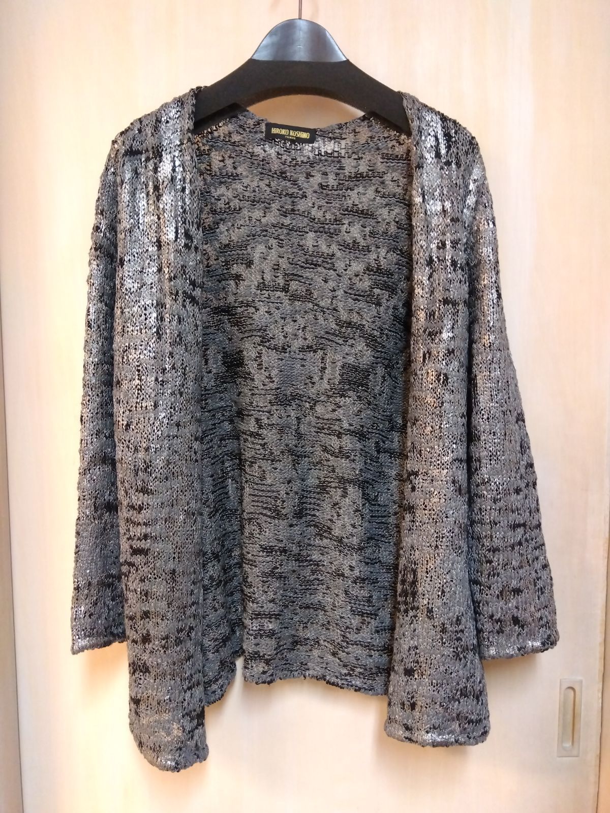 M24 ヒロココシノ HIROKO KOSHINO デザインニットカーディガン コンサバ系 華やかでシック モード感 大人おしゃれ 周りと差がつくカーディガン お祝い パーティー 日本製