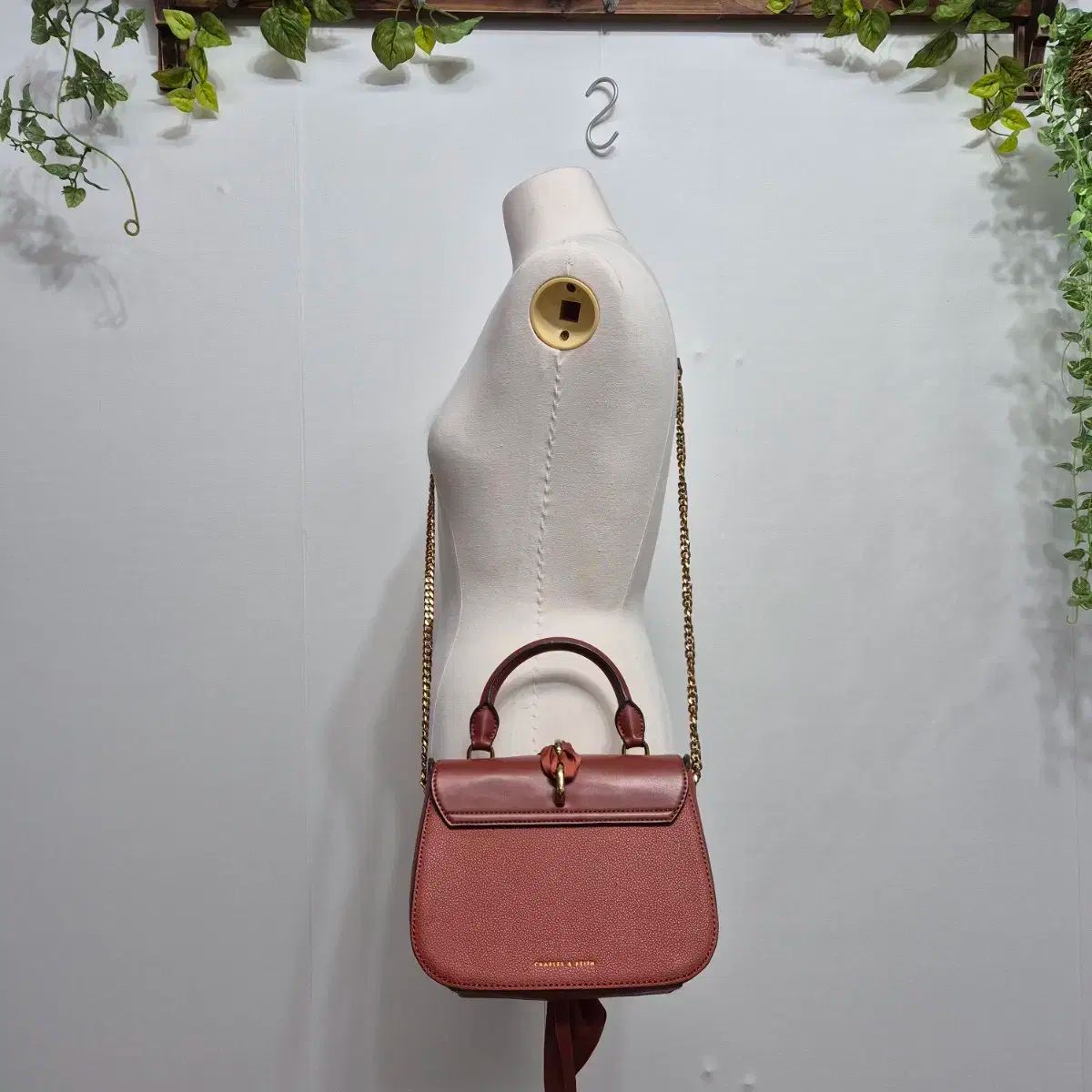 チャールズアンドキース　バッグ Suki スキ デニムパッドロックショルダーバッグ - デニムブルー