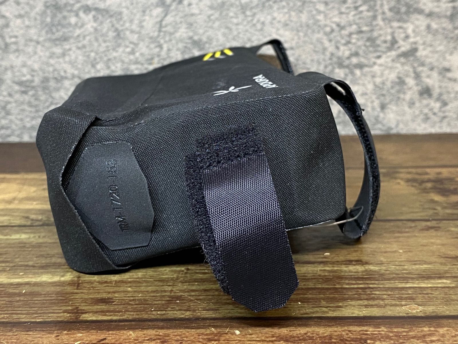 APIDURA 車体装着バッグ 黒 APIDURA 車体装着バッグ 防水 黒・グレー