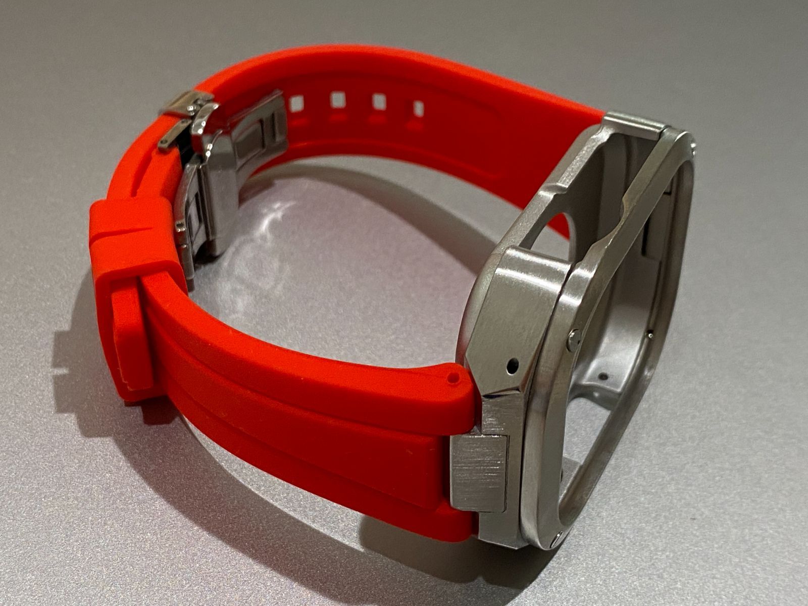 シルバー×レッド アップルウォッチバンド ラバーベルト カバー ステンレス Apple Watch ケース 49mm ウルトラ ultra スポーツ メンズ レディース キラキラ