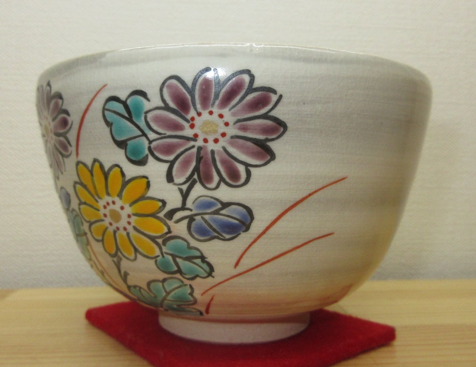 送料込【逢絢亭・新品】茶道具 茶碗 京焼 刷毛目 菊の図 中山喜白 紙箱入り 送料込【逢絢亭・新品】茶道具 茶碗 京焼 刷毛目 菊の図 中山