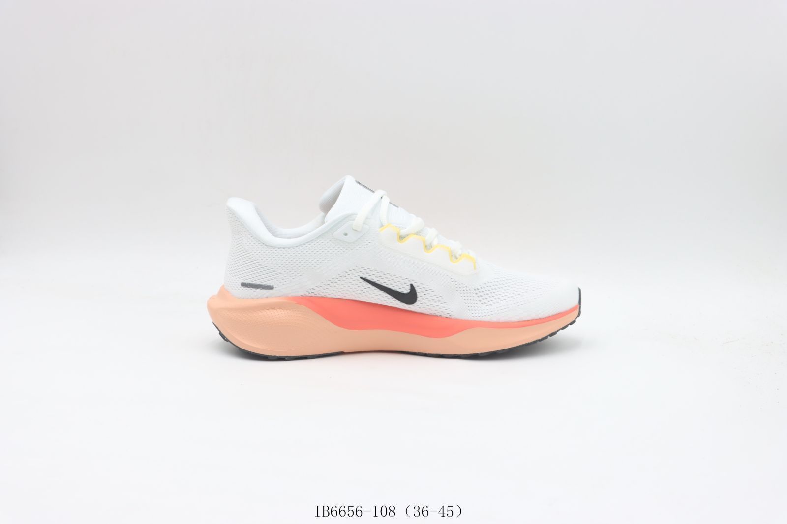 Nike ランニングシューズ ホワイト/オレンジ　サイズ26センチ ナイキ（NIKE）（メンズ）ランニングシューズ ジョギング