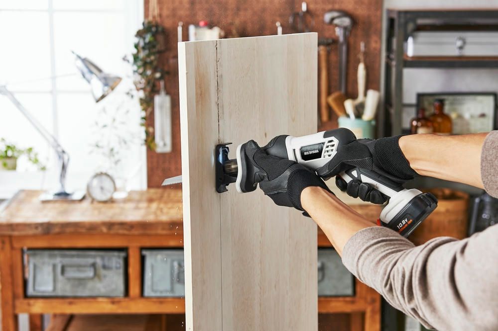 アイリスオーヤマ 共通バッテリーシリーズ 充電式 レシプロソー 電動のこぎり 電気のこぎり 10.8Ｖ本体 ホワイト 枝払いや切断 解体をこれ1台で コードレス ホワイト IRIS OHYAMA JRS13-Z HRDEVELOPMENT_JP