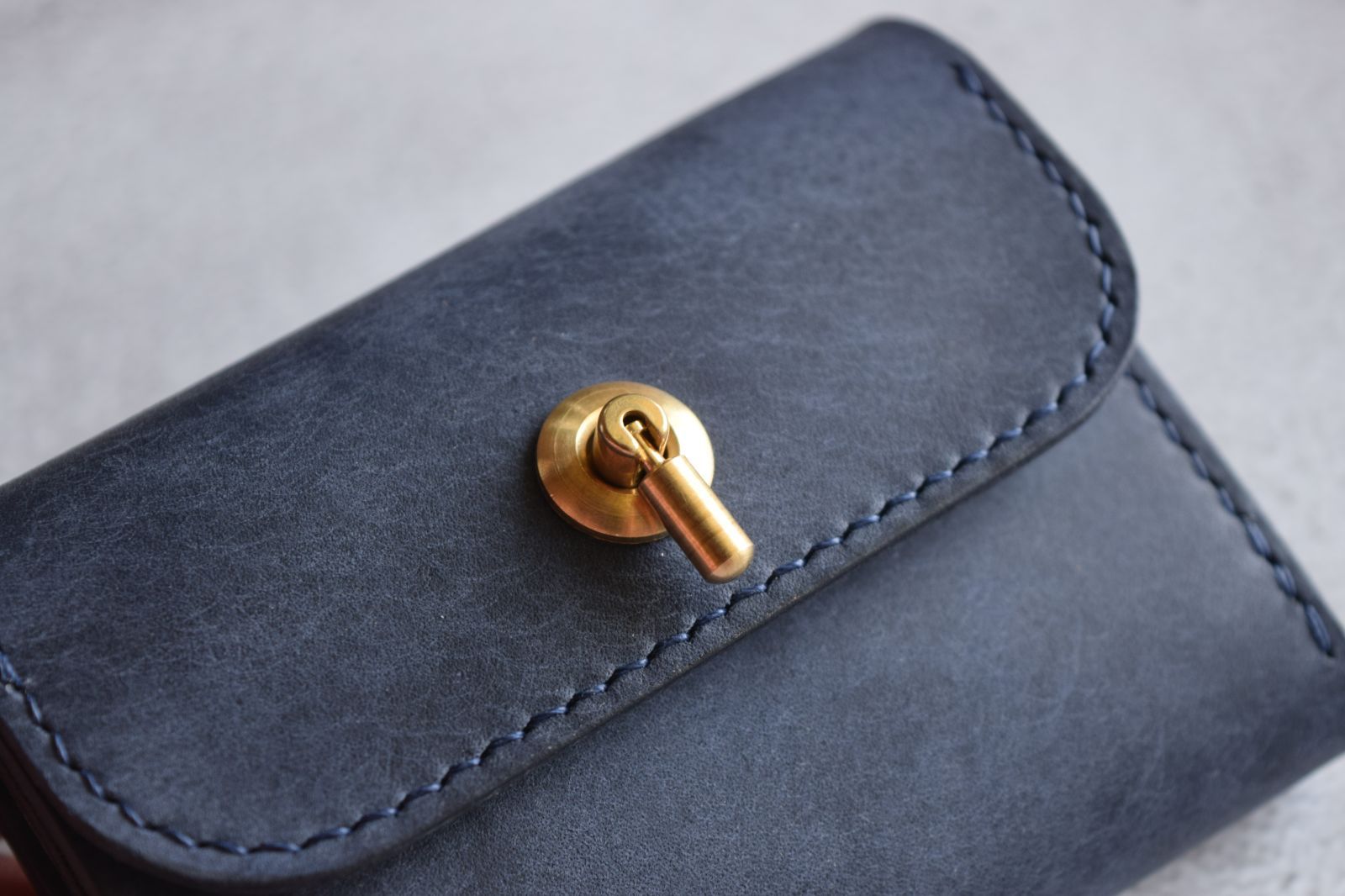 【イタリアンレザー】オコシ金具の三つ折り財布　フルハンドメイド 三つ折り財布 本革 ｲﾀﾘｱﾝﾚｻﾞｰ 【オコシ金具】 Navy ネイビー - メルカリ