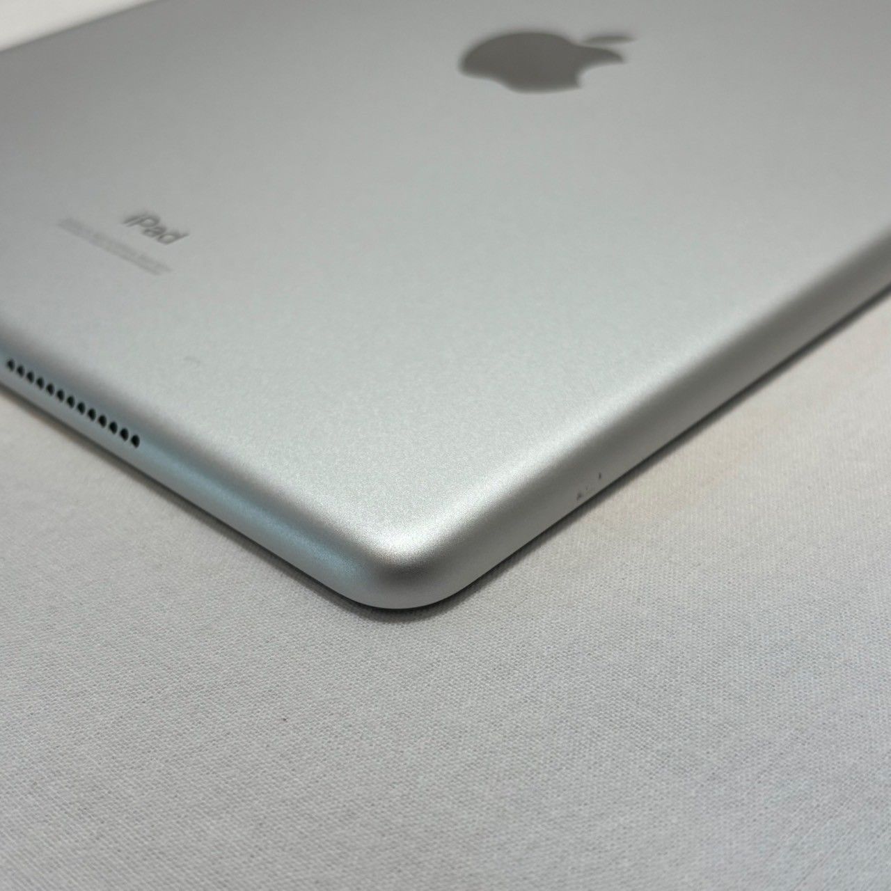 iPad|第8世代|Wi-Fiモデル|32GB|シルバー|MYLA2J|A|フィルム|ケース|ケーブル付き|No.893
