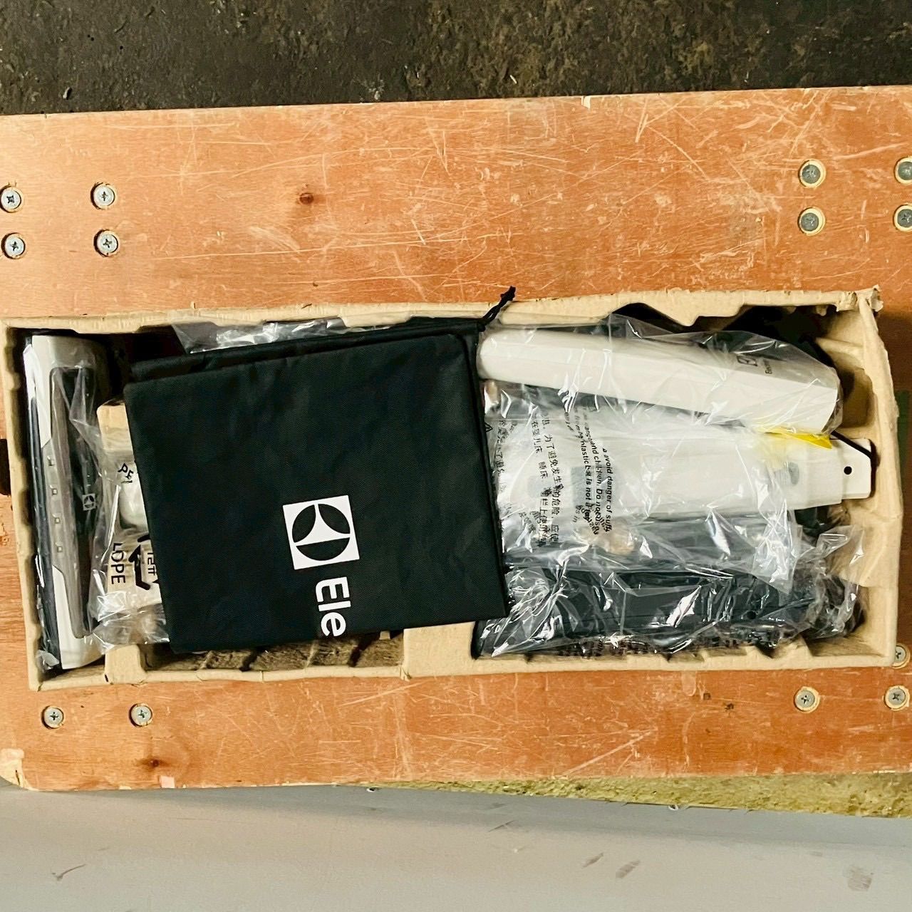 ♥ 湘-4 Electrolux エルゴラピード リチウム ZB3513SW Shell White ホワイト 掃除機 コードレス掃除機