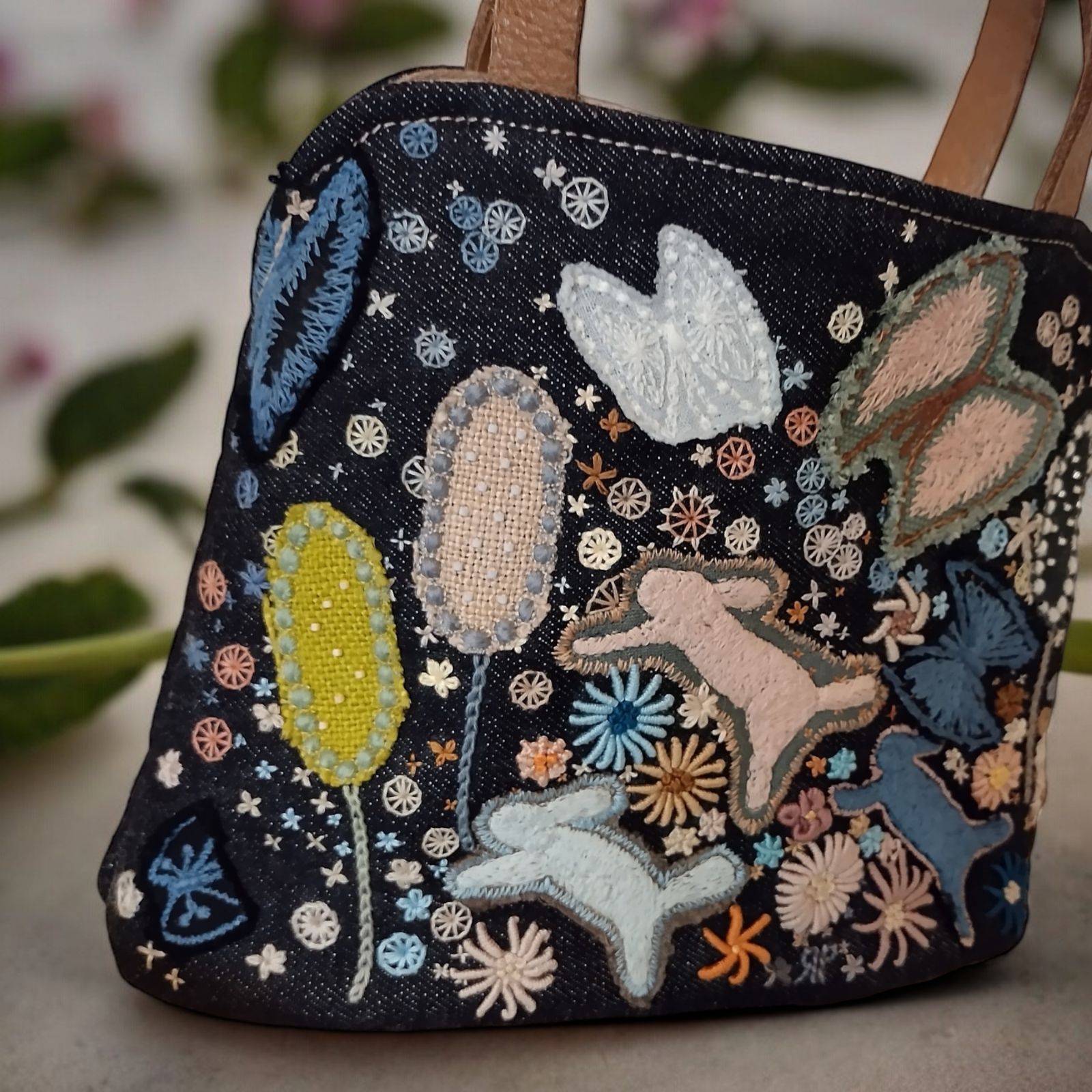 ハンドメイド バッグ 手刺繍 刺繍 可愛い アート 大人 女の子 おしゃれ うさぎ 花 蝶々 レース flower ミナペルホネン デニム プレゼント  個性的 デザイン Handmade embroidery パッチワーク 特別 作品 一点もの - メルカリ