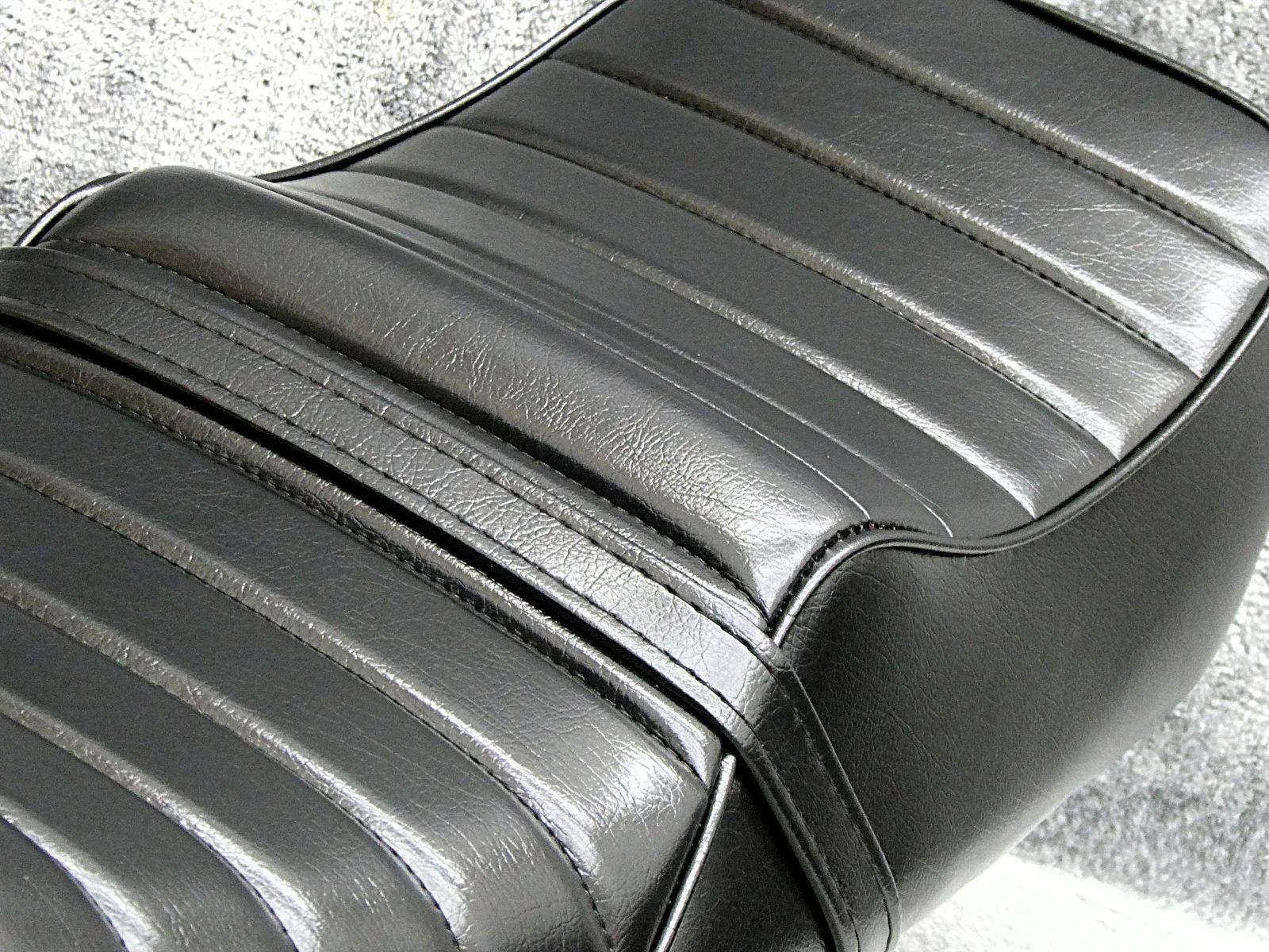 Z400FX 黒皮 タックロールシート あんこ抜き ローダウンシートZ400J段シートZ550FX Z500FXへっぽこ社長 外装 ブラック ボタン BRIGHTFACE_UK