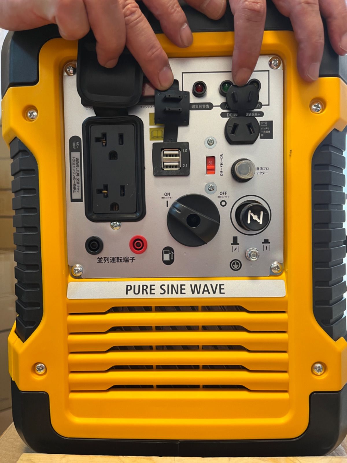 インバーター発電機 静音設計 定格1.7KVA 最大1.88KVA 純正弦波 インバーター発電機 静音設計 定格1.7KVA 最大1.88KVA 純正弦波