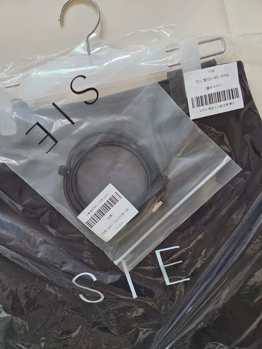 SIE シエ SIE ジェーン ベルト付き ライン スカート 黒 ミディ丈 s サイズ GULLKHAN_COM