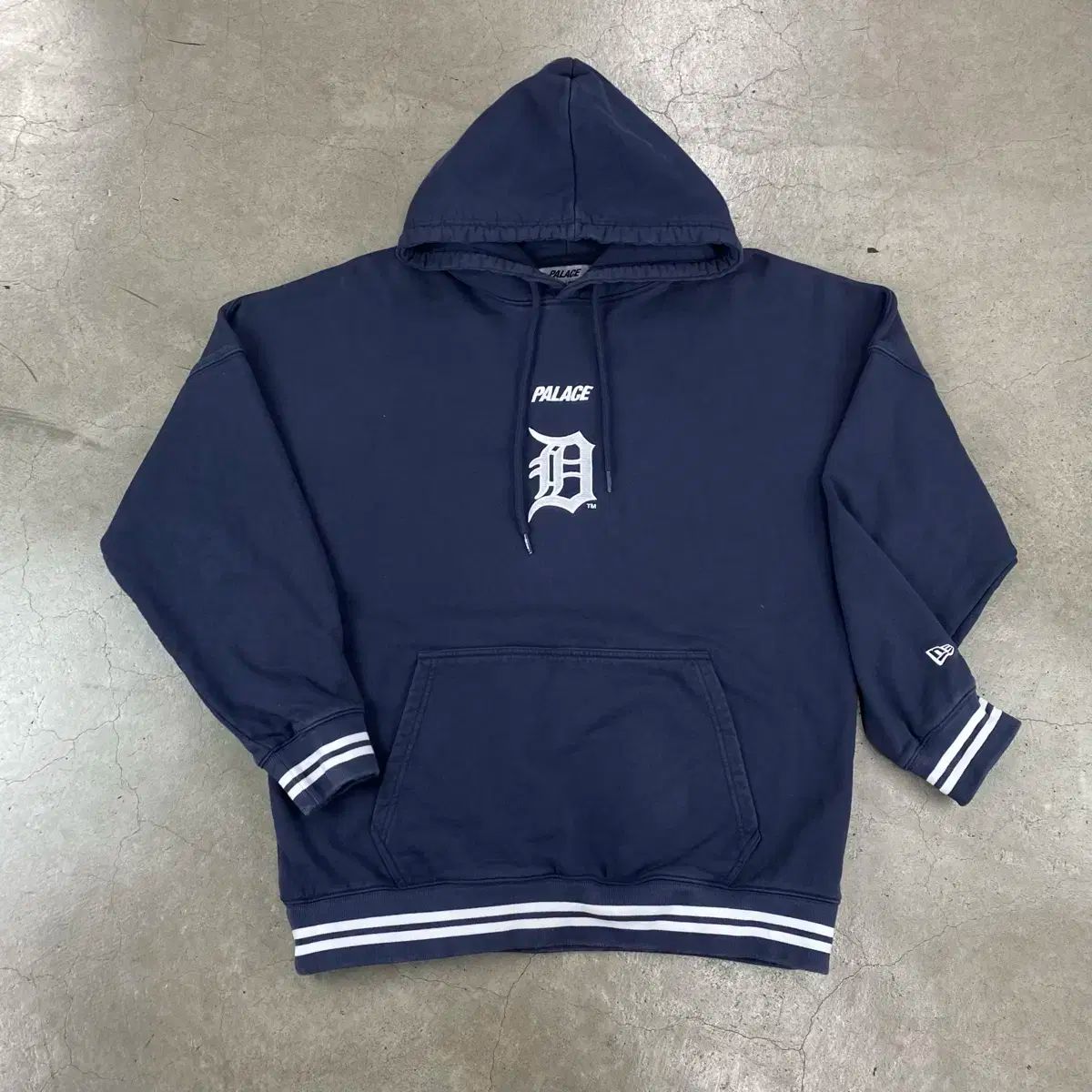 PALACE パレス X NEW ERA ニューエラ デトロイトジャケット ビッグロゴ ネイビー フード ティー 105