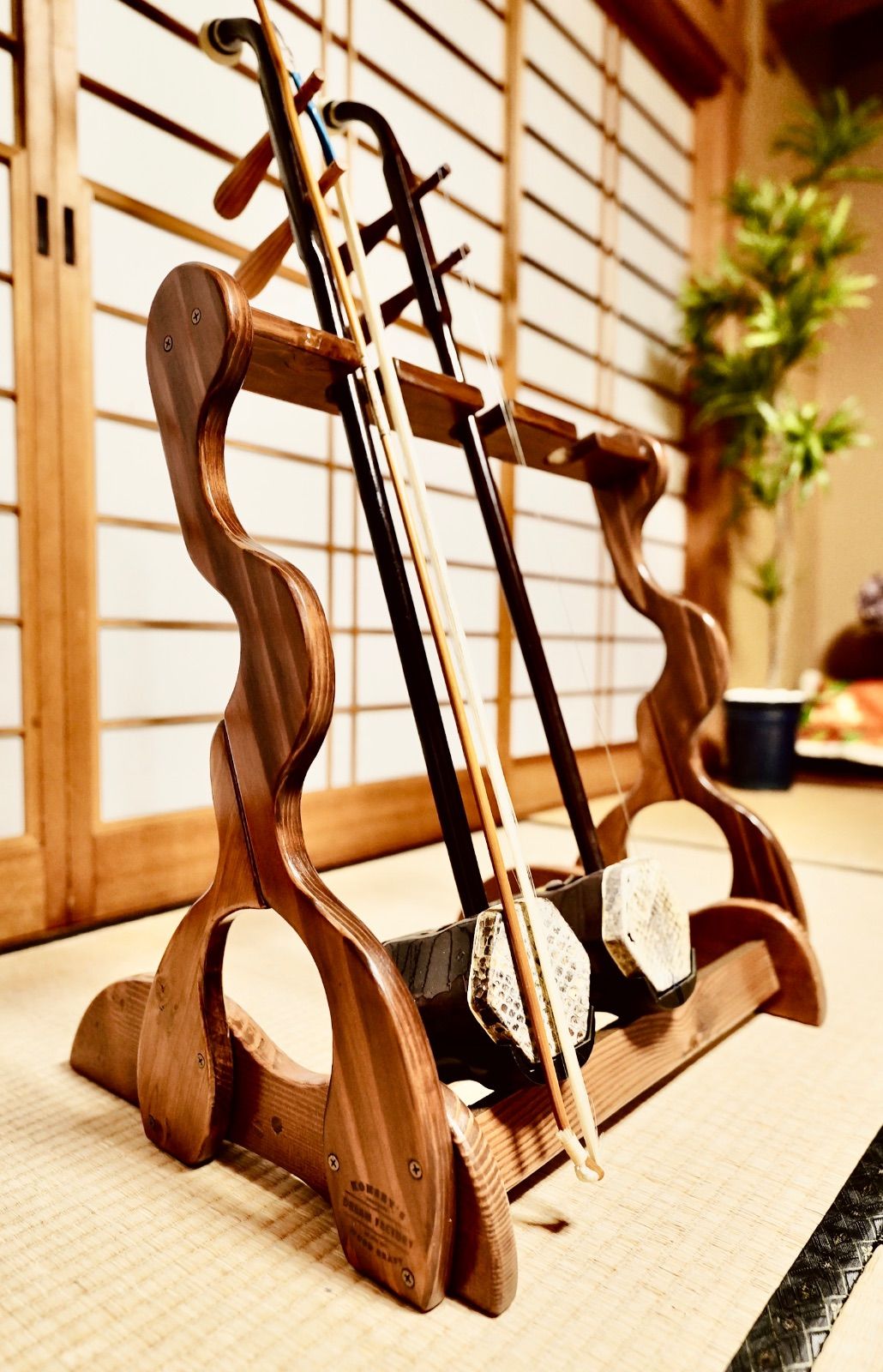 24時間以内に発送 手作り木工 木製二胡スタンド ニス仕上げ ３丁掛け