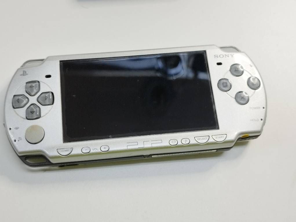 ジャンク】PlayStation Portable/PSP/PSP2000/おまけソフト付き