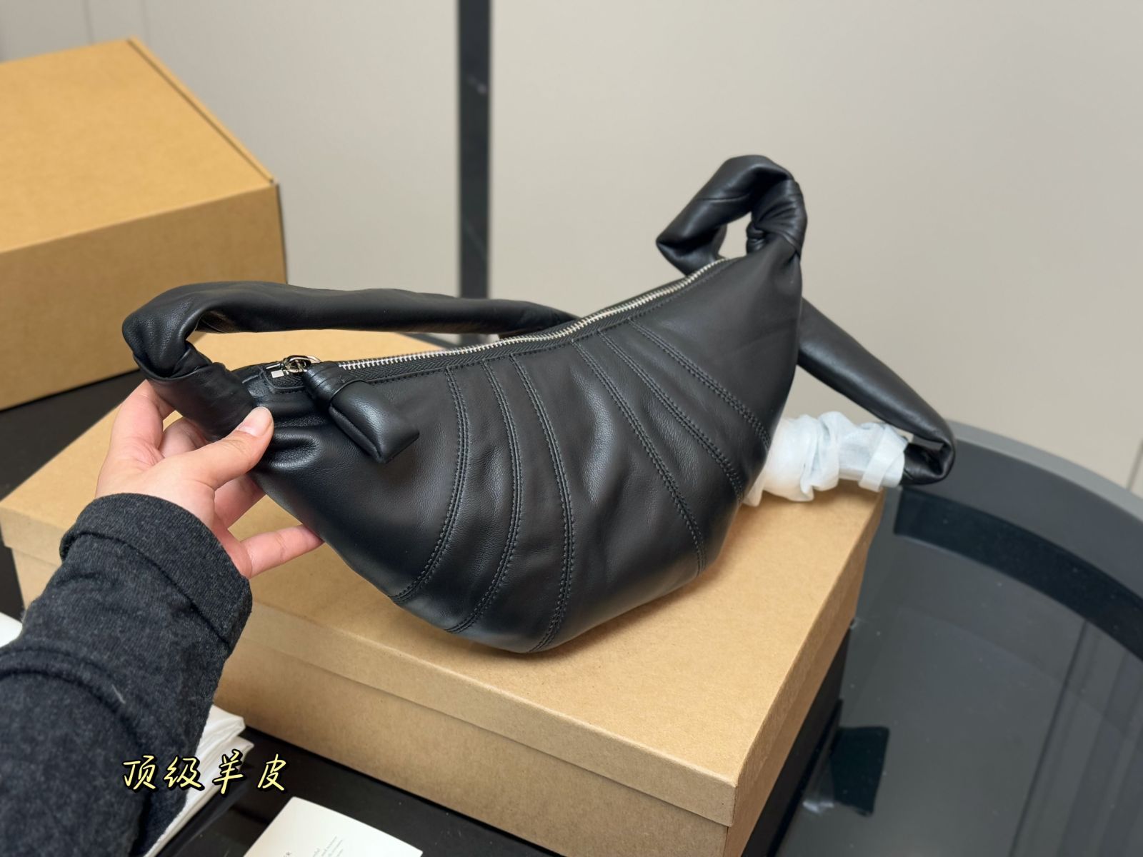 Lemaire クロワッサン牛角包 子羊皮 クロスボディバッグ Lemaire クロワッサン牛角包 子羊皮 クロスボディバッグ