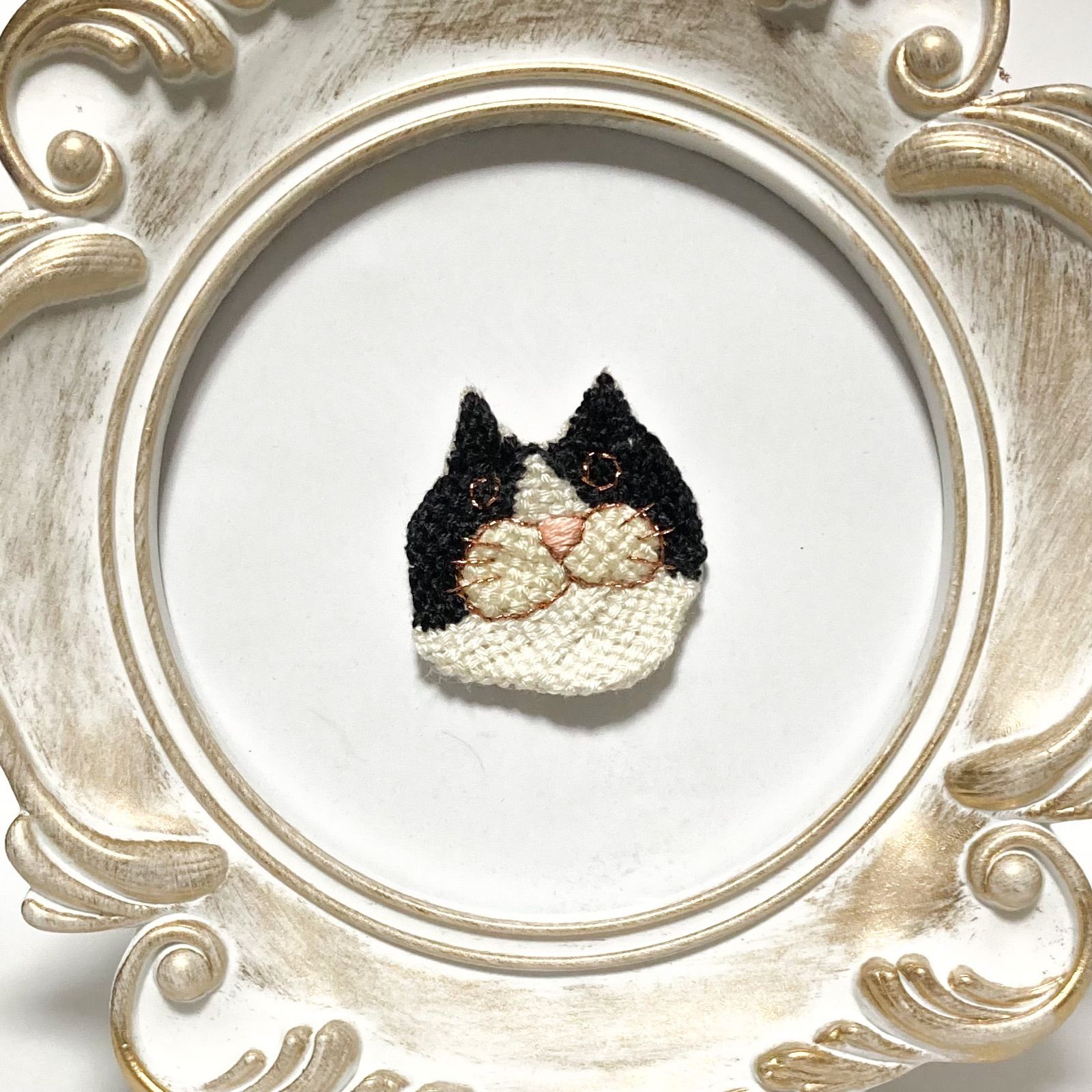 商品見本❗️ダーニング刺繍 猫の刺繍ブローチ ダーニング 猫 ブローチ