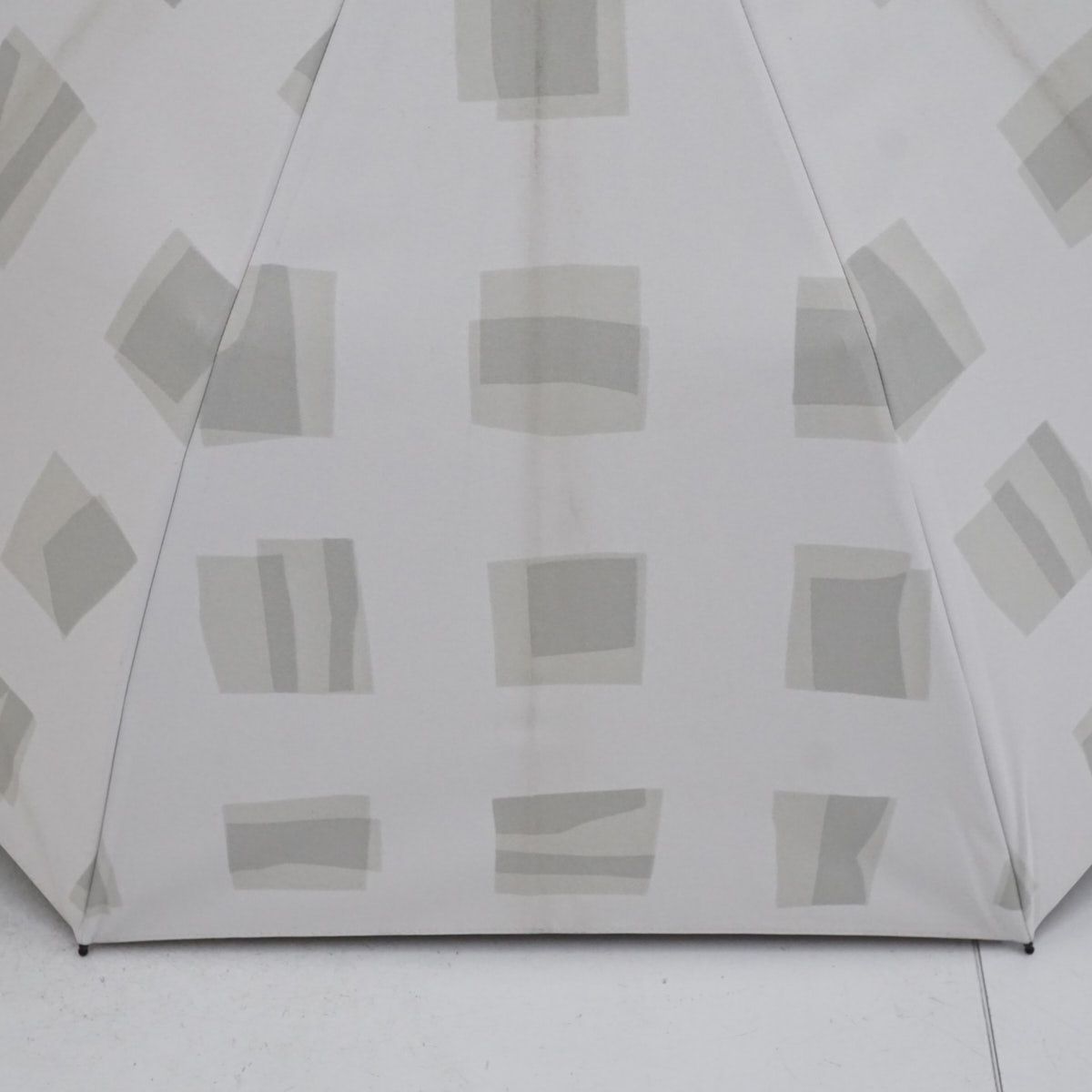 サンバリア100 完全遮光折日傘 USED品 2段折 キューブ ホワイト UV 遮