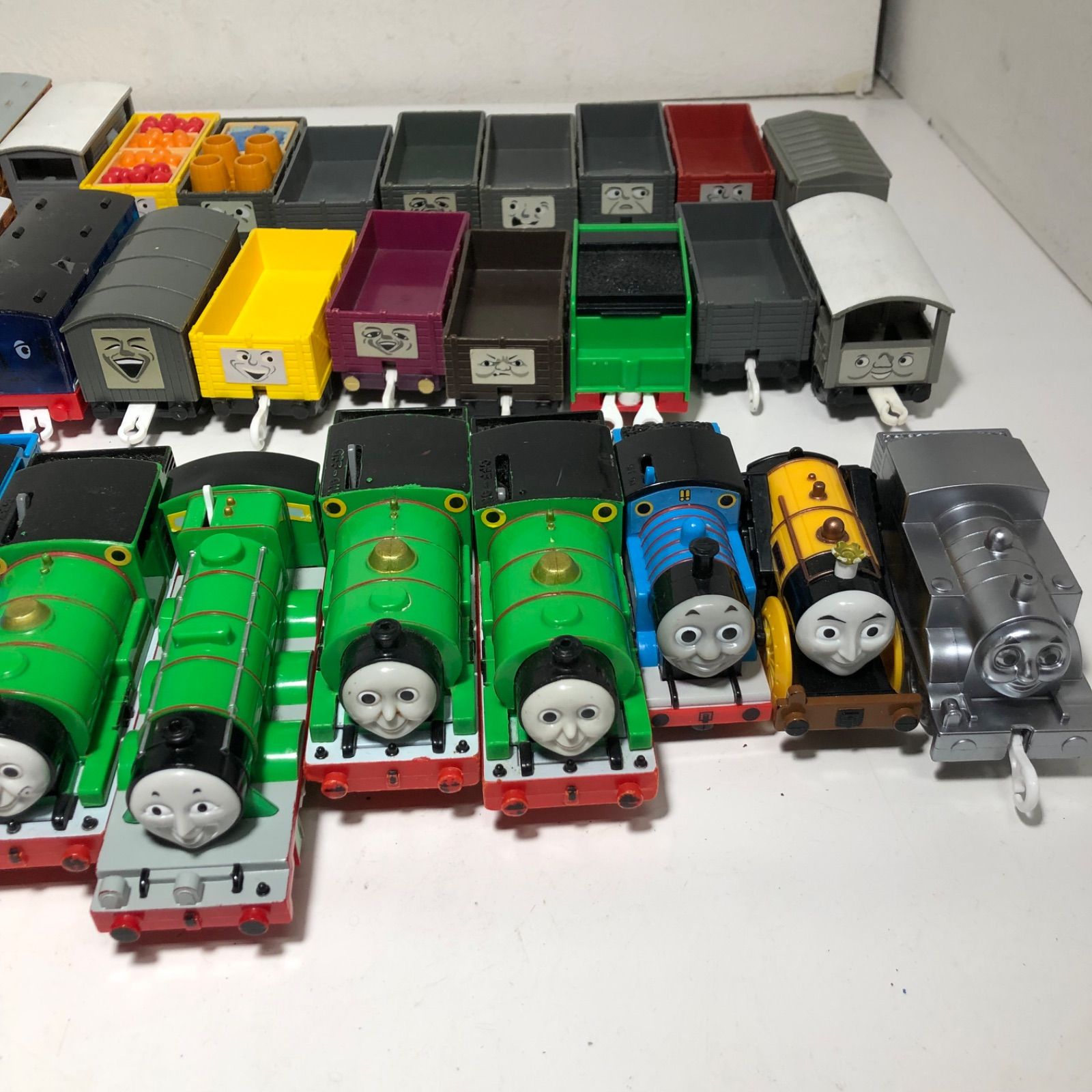機関車トーマス他　まとめ売り ☆TOMY プラレール 機関車トーマス 列車、貨車 57台 まとめ売り