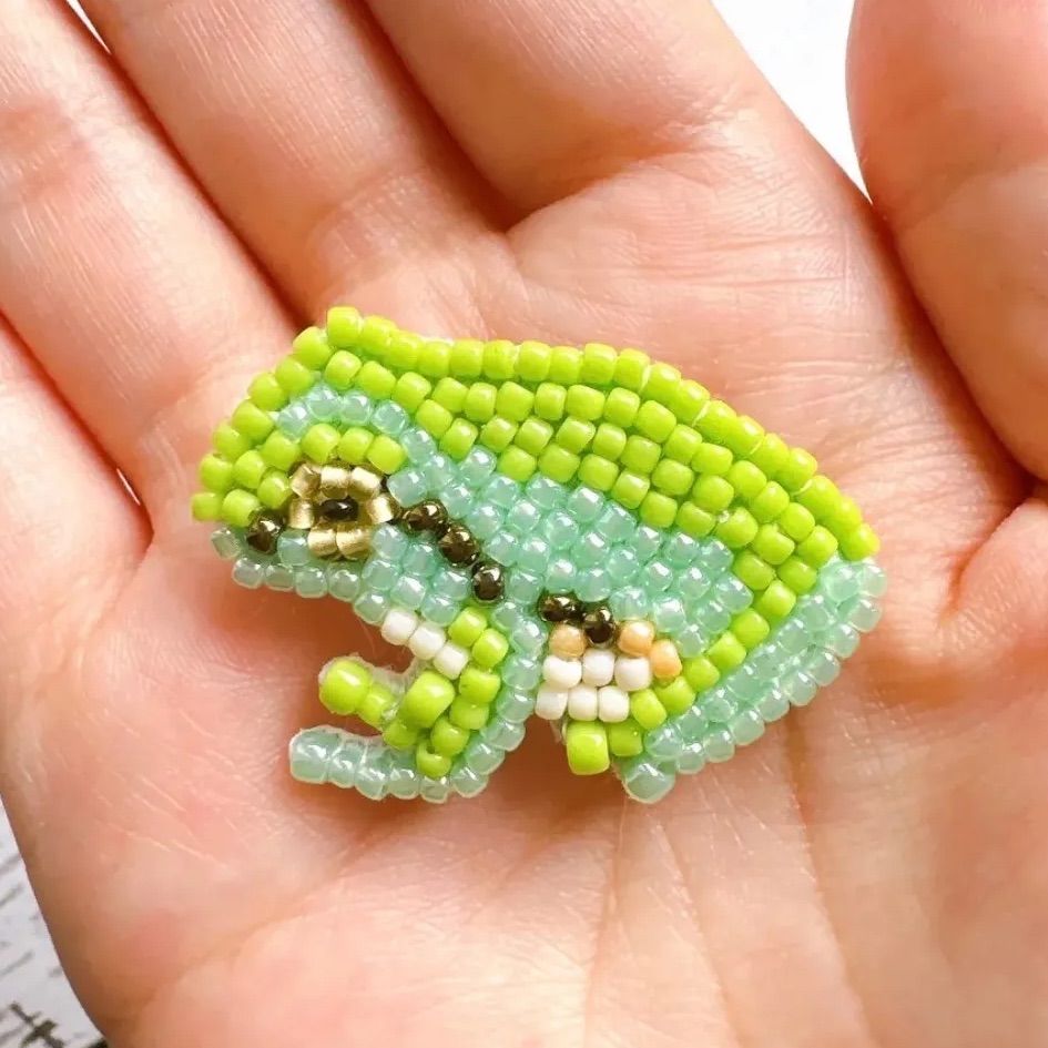 キラキラ カエル、ワニ立体アニマル　ビーズ刺繍ブローチ キラキラ様専用 カエル、ワニ立体アニマル ビーズ刺繍ブローチ